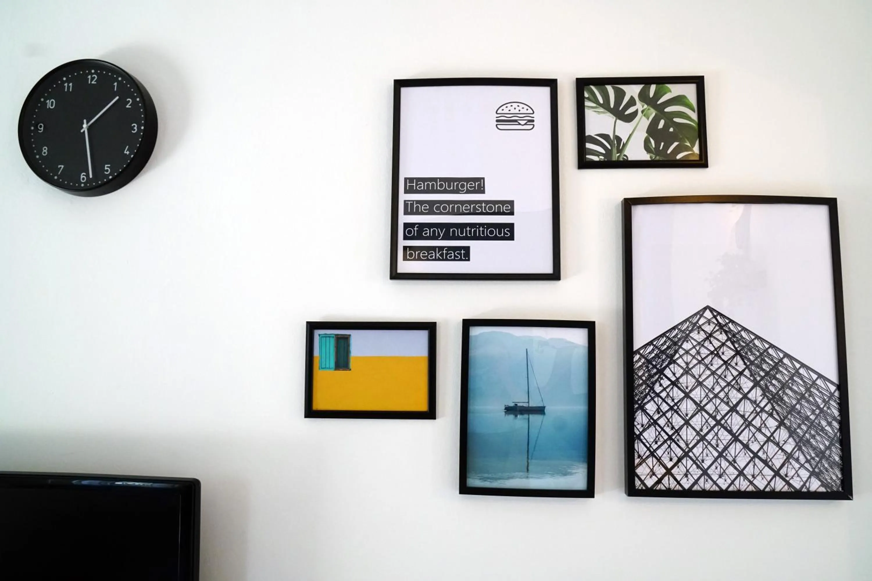 TV and multimedia in Mayer 8 Hotel By Peraia