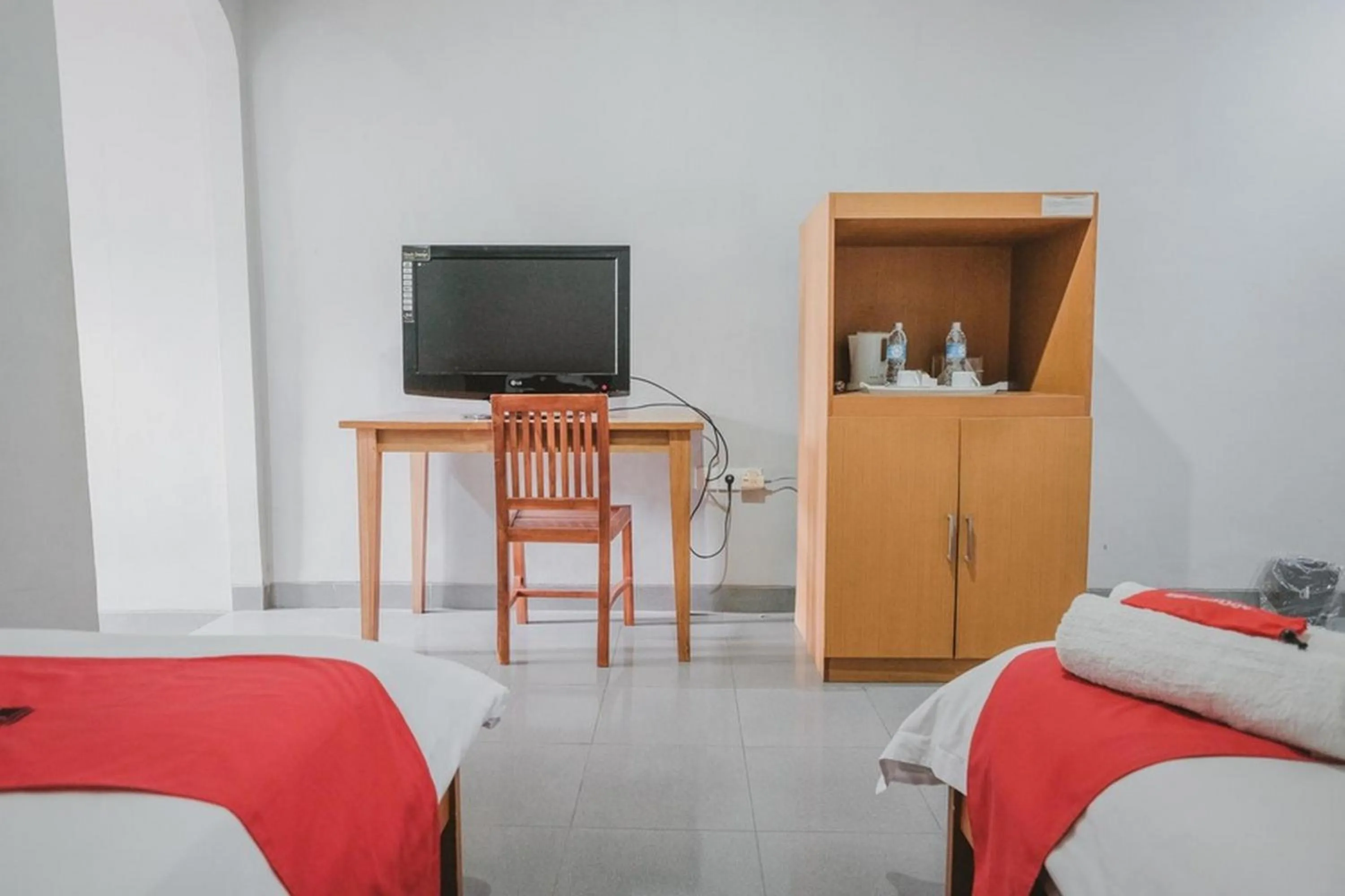 Communal lounge/ TV room, Bed in RedDoorz Premium @ Jalan Pal 10 Jambi