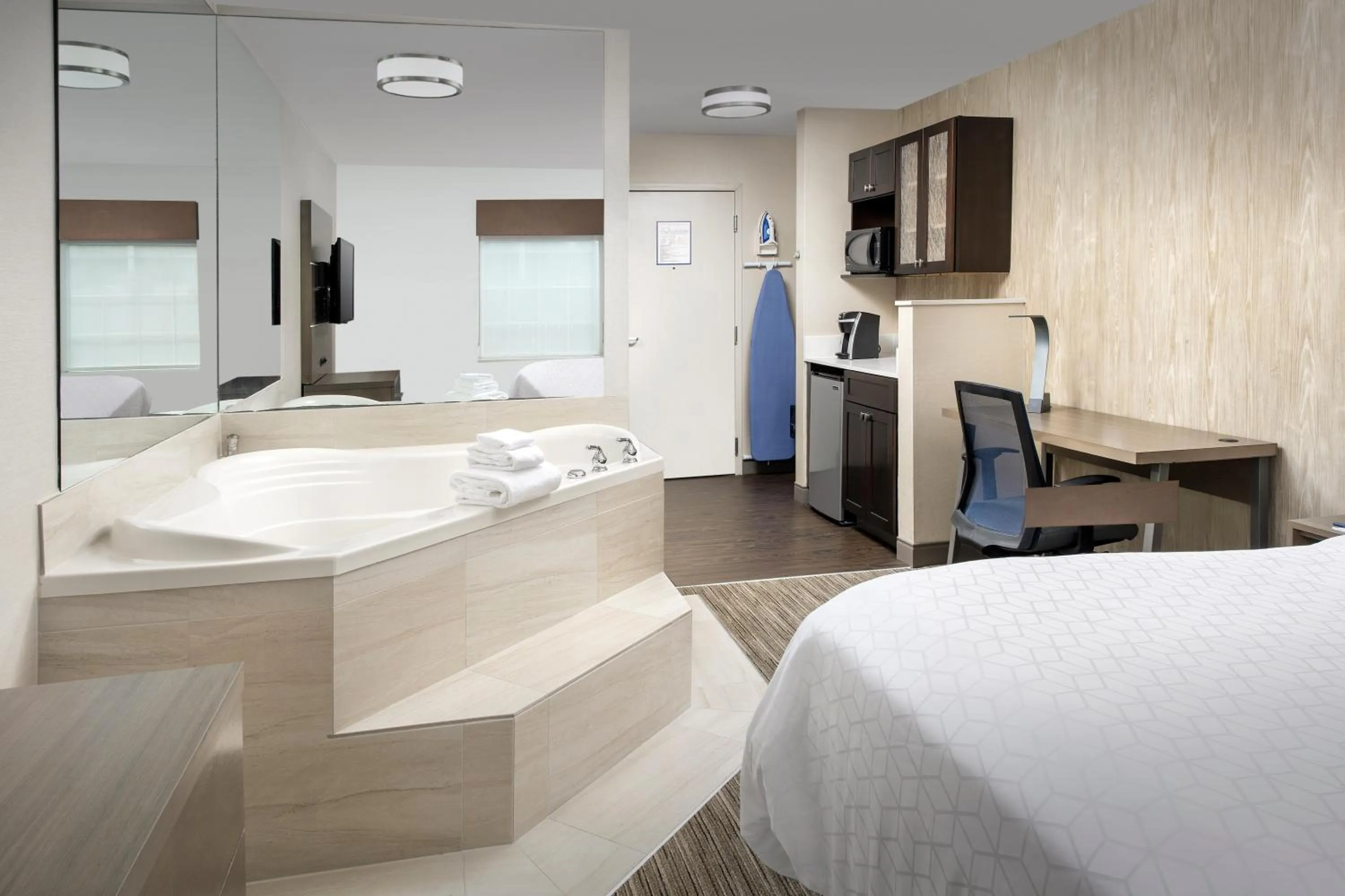 Hot Tub, Bed in Holiday Inn Express & Suites Annapolis by IHG