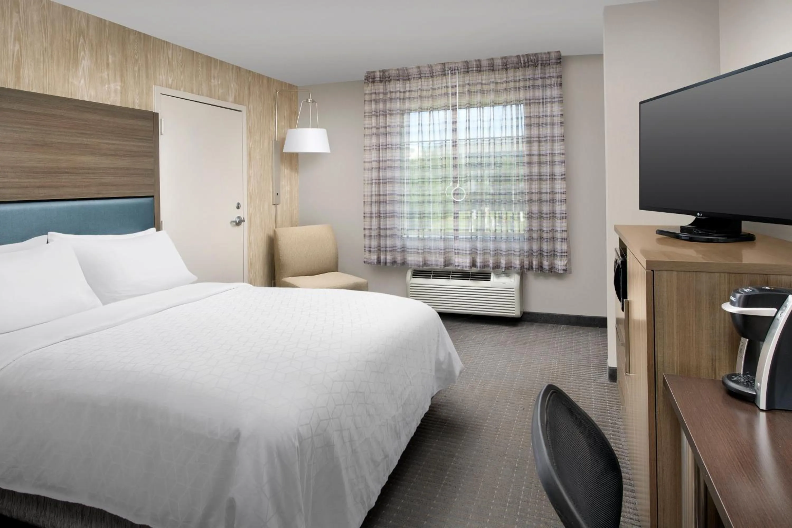 Photo of the whole room, Bed in Holiday Inn Express & Suites Annapolis by IHG