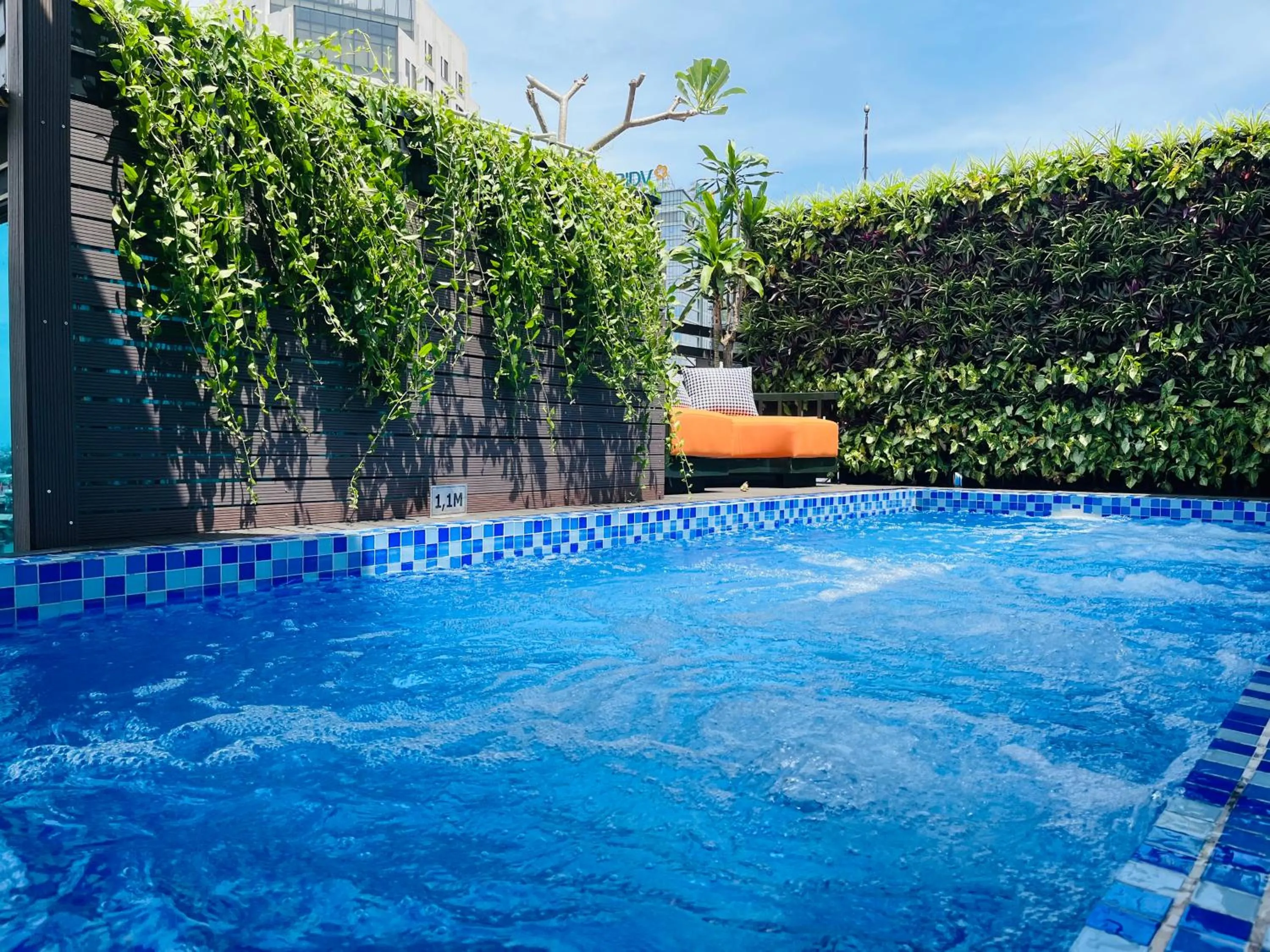 Swimming pool in Shining Central Hotel & Spa