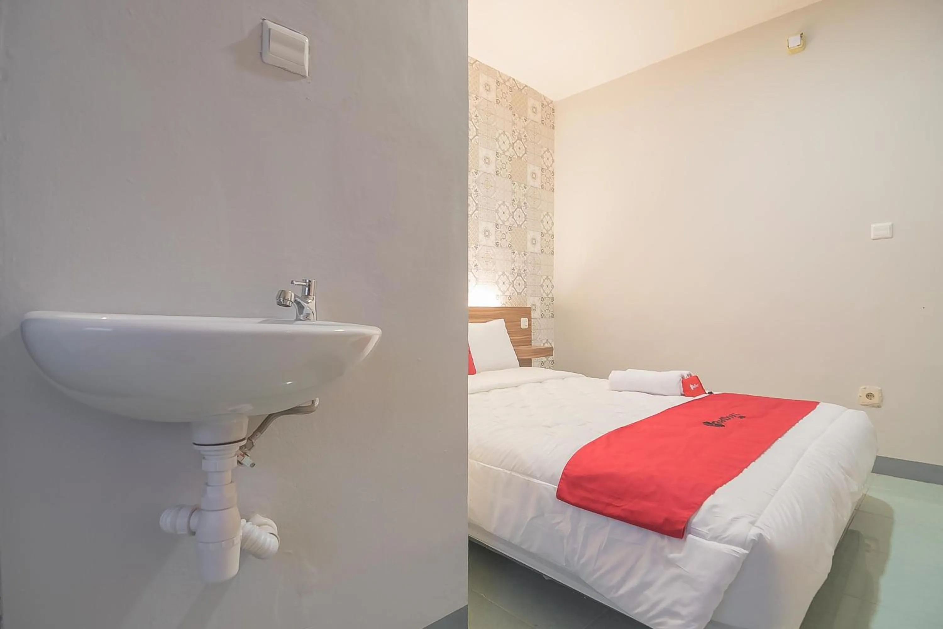 Bathroom, Bed in RedDoorz @ Kiaracondong