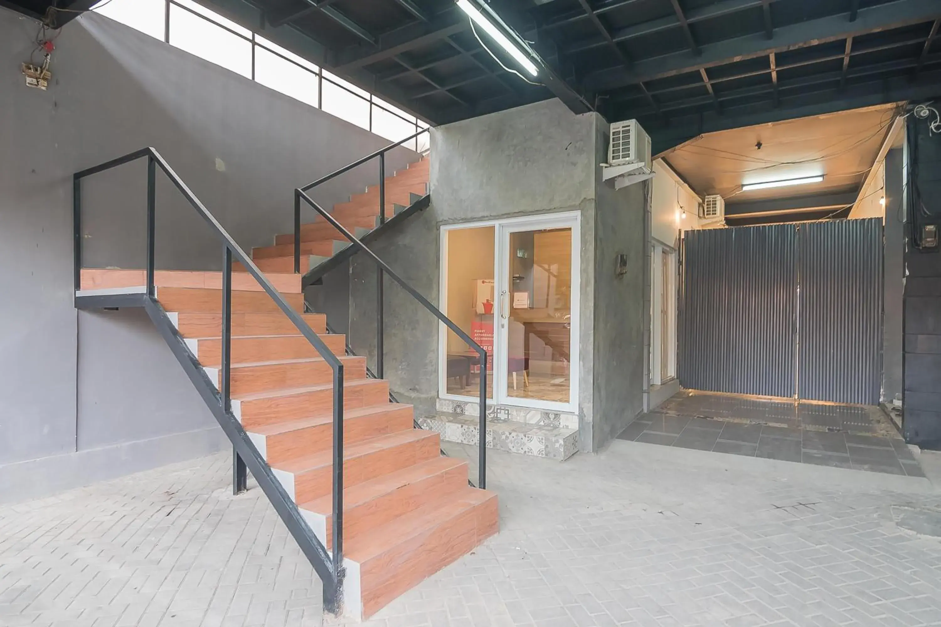 Facade/entrance in RedDoorz @ Kiaracondong Facade/entrance in RedDoorz @ Kiaracondong