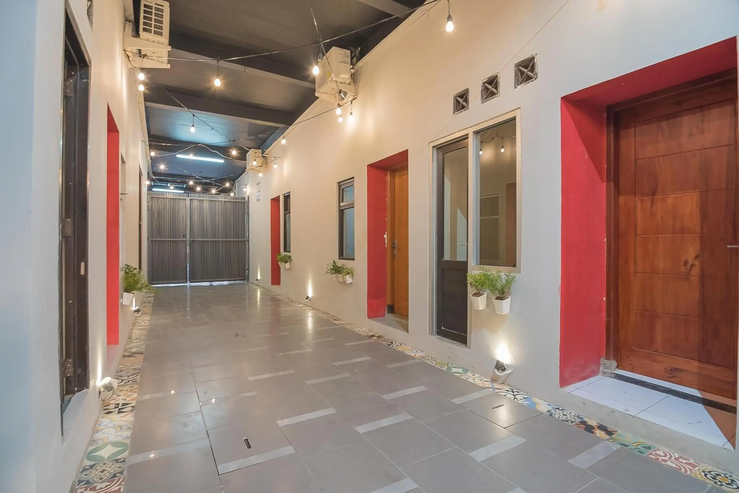 Facade/entrance in RedDoorz @ Kiaracondong Facade/entrance in RedDoorz @ Kiaracondong