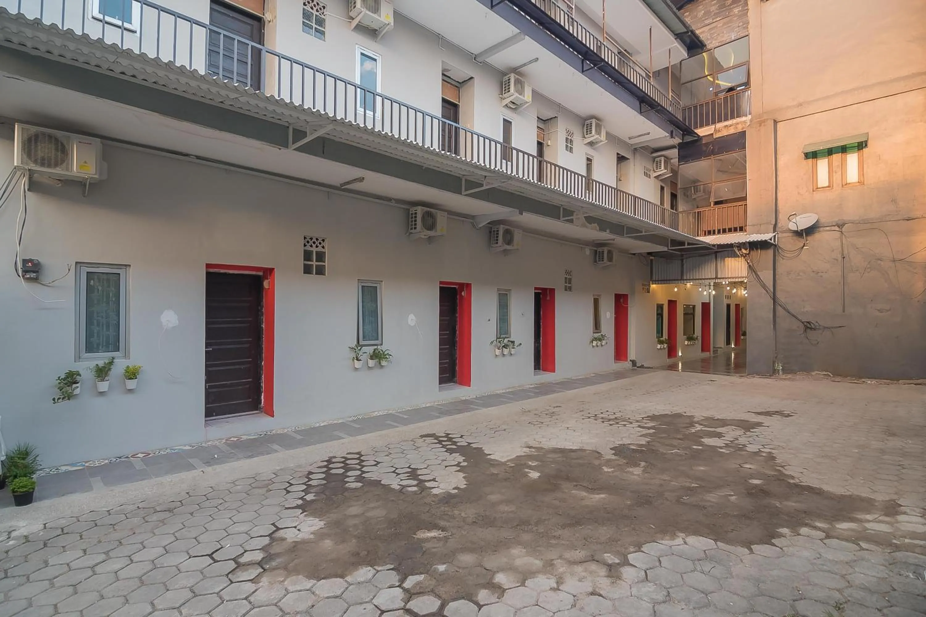 Facade/entrance in RedDoorz @ Kiaracondong