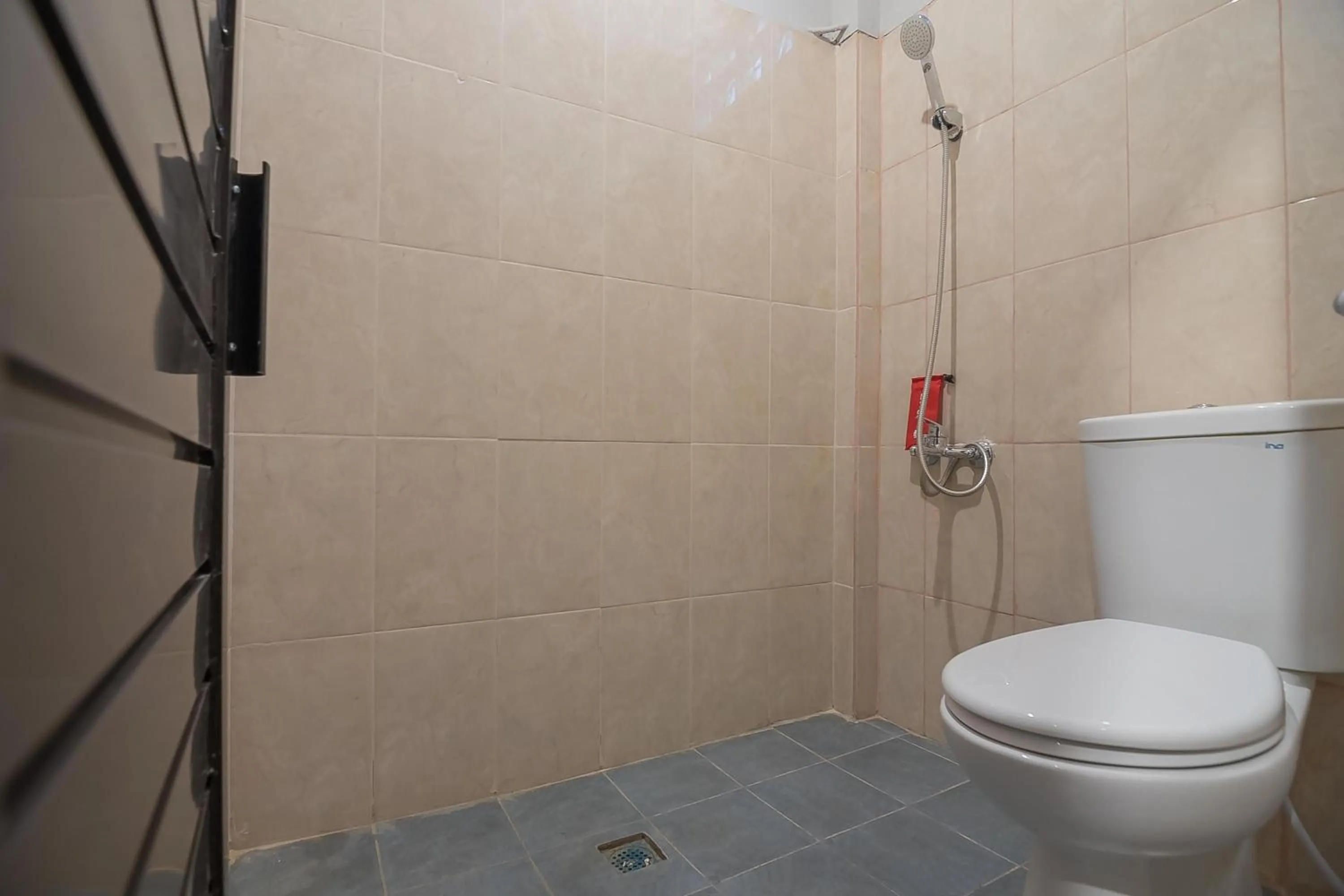 Bathroom in RedDoorz @ Kiaracondong