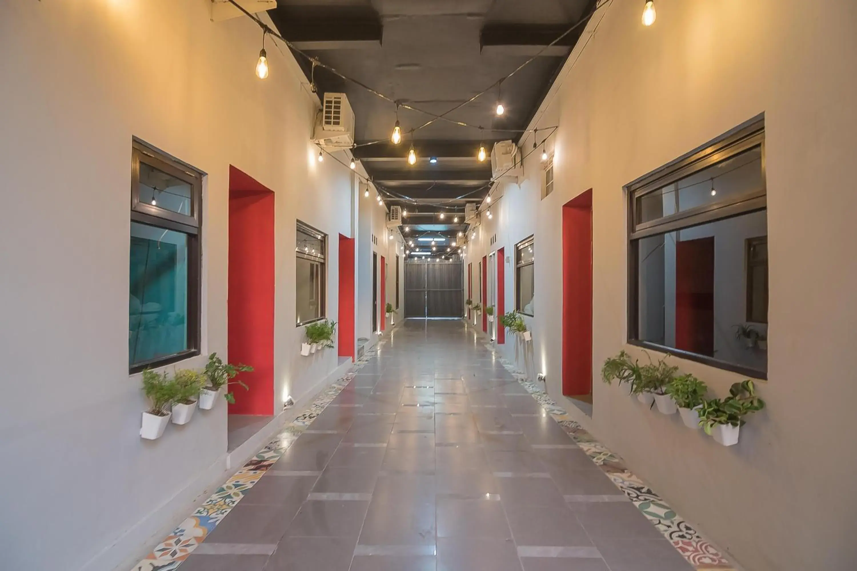 Facade/entrance in RedDoorz @ Kiaracondong Facade/entrance in RedDoorz @ Kiaracondong