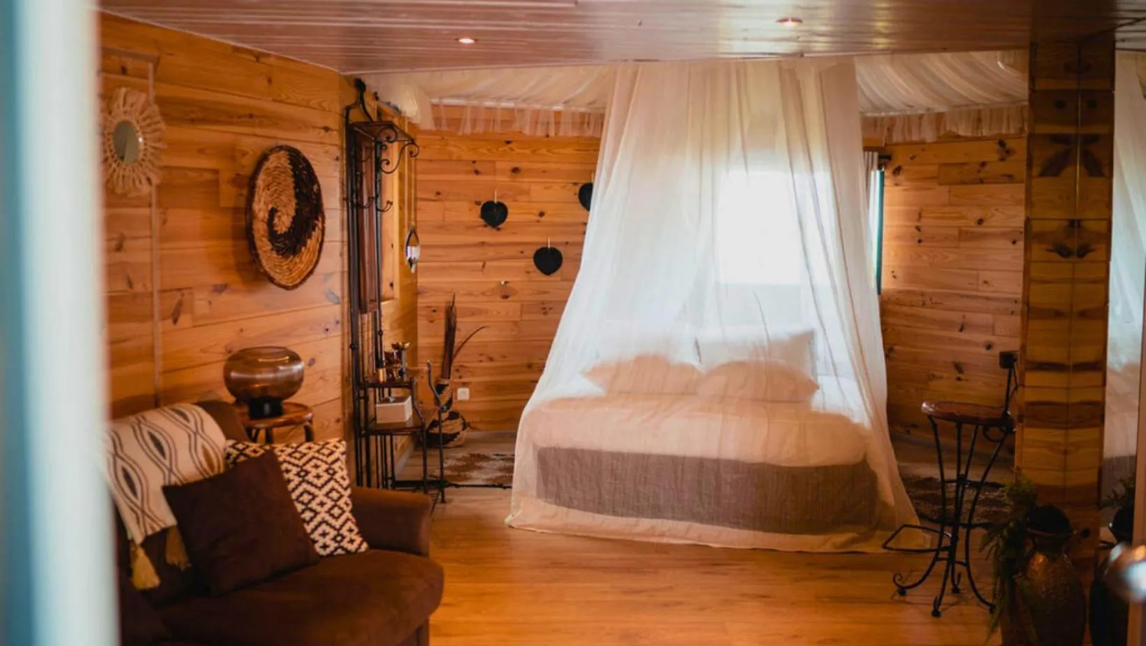 Bedroom, Bed in LES 7 MEUSES - Restaurant & Hébergements HÔTELIERS - INSOLITES - WELLNESS - GÎTES