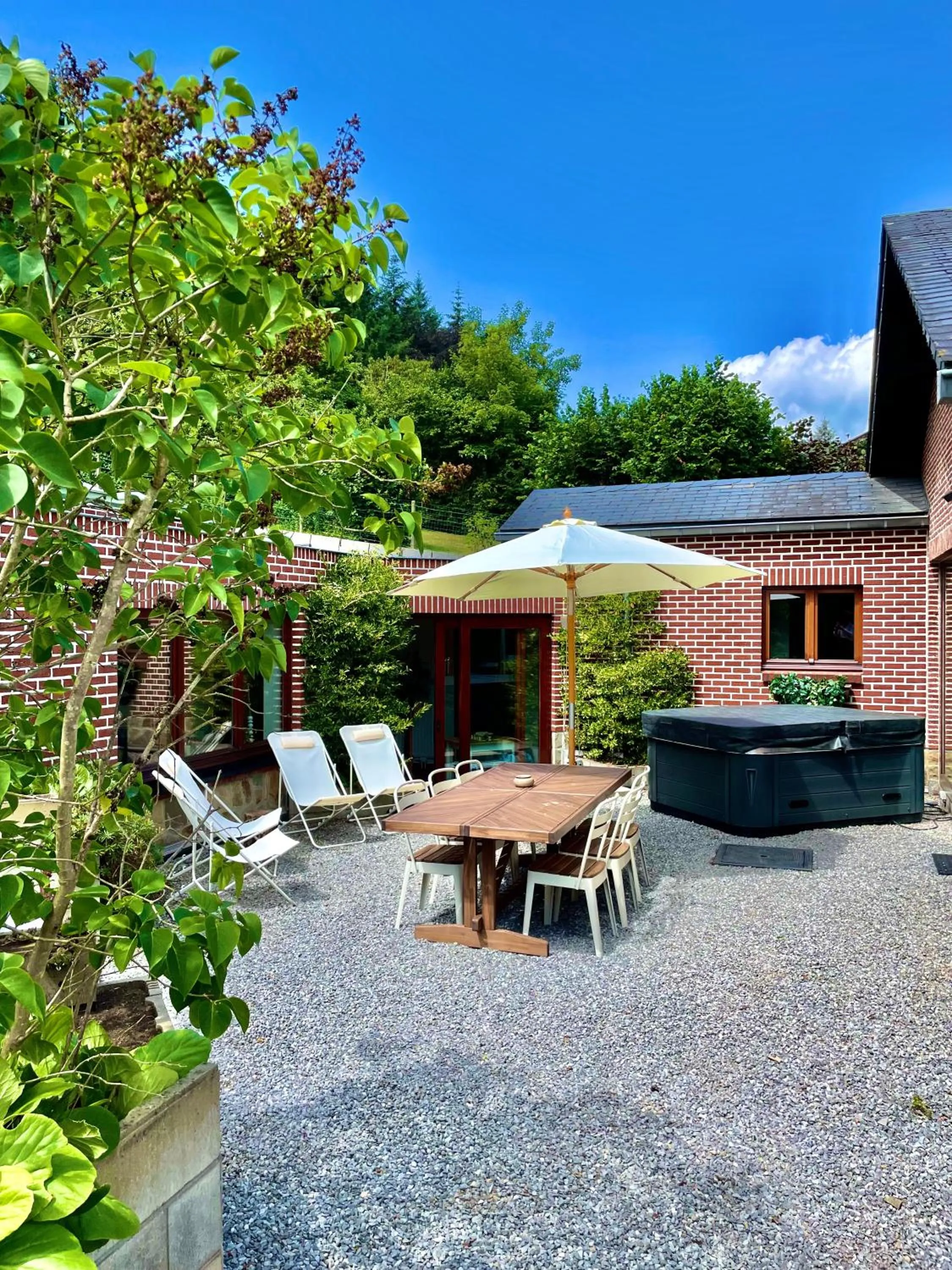 Patio in LES 7 MEUSES - Restaurant & Hébergements HÔTELIERS - INSOLITES - WELLNESS - GÎTES