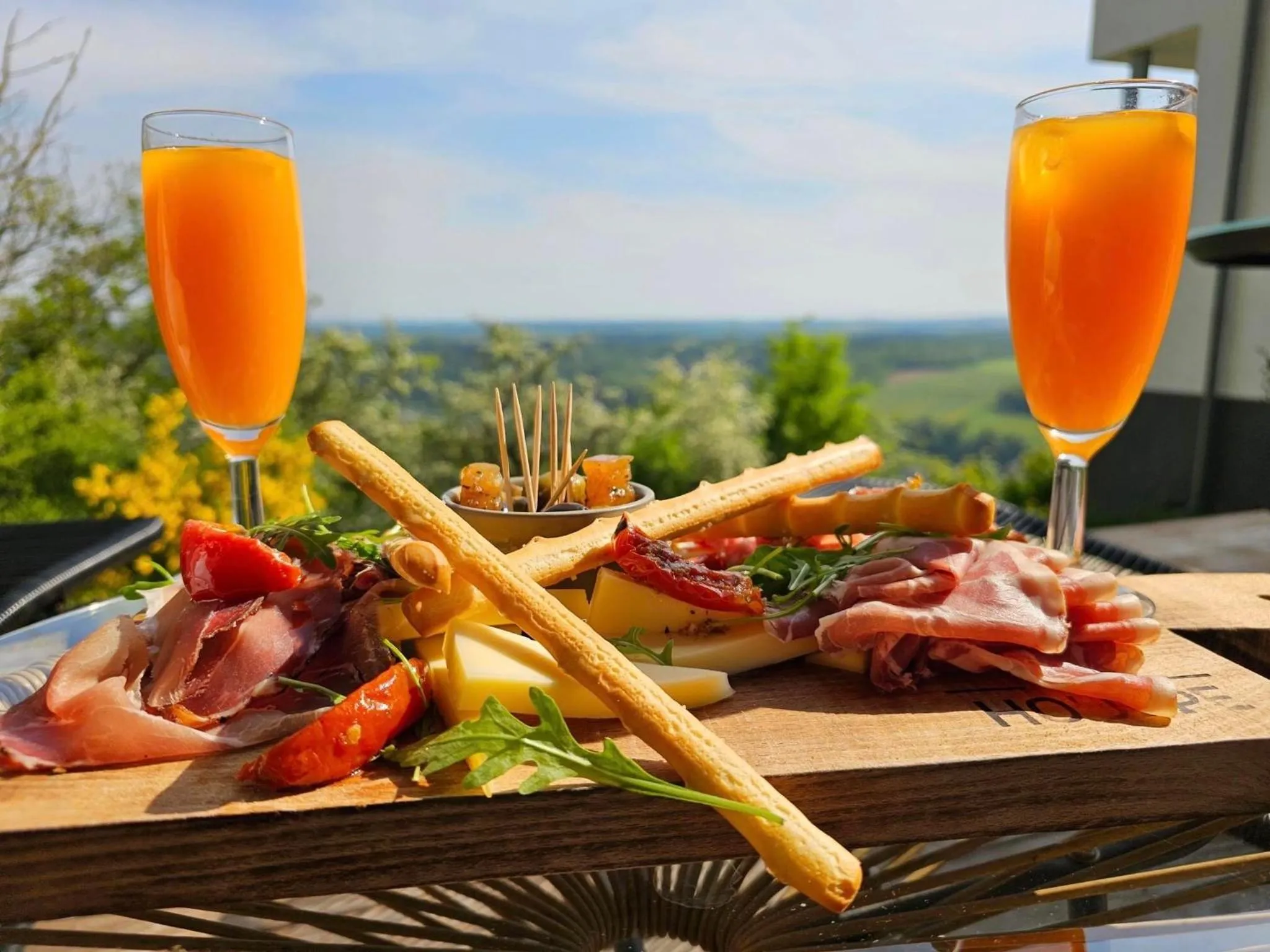 Lounge or bar in LES 7 MEUSES - Restaurant & Hébergements HÔTELIERS - INSOLITES - WELLNESS - GÎTES