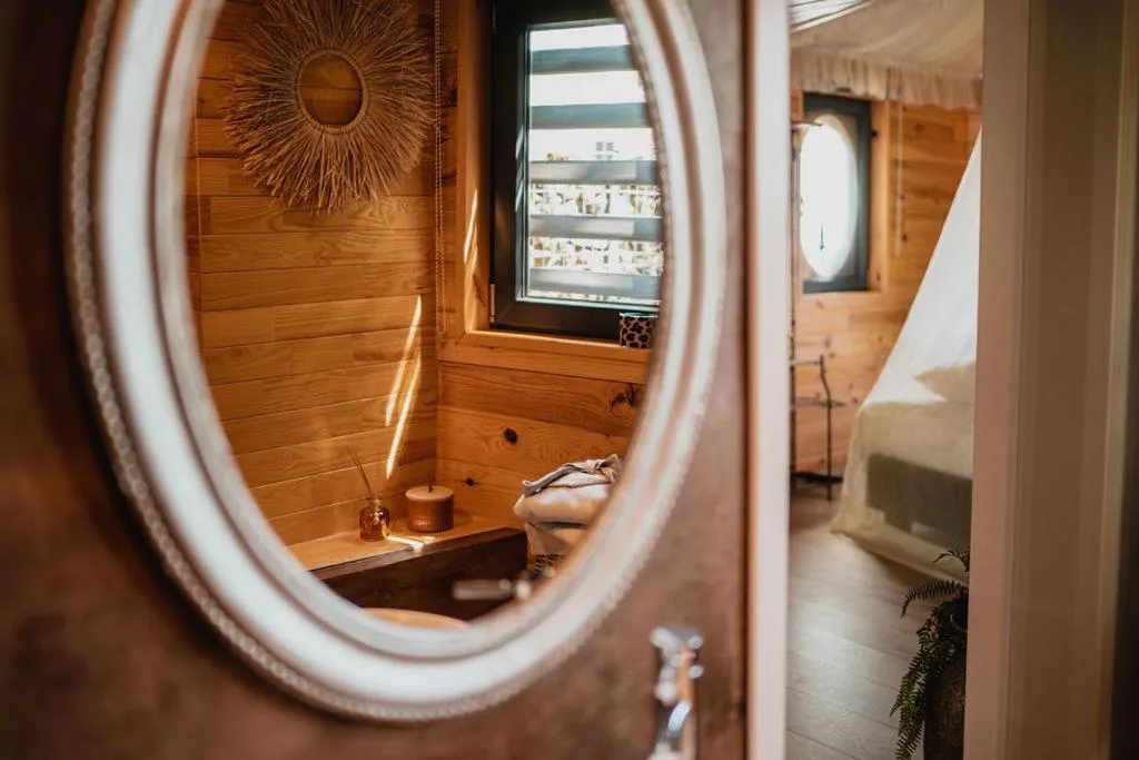 Bed in LES 7 MEUSES - Restaurant & Hébergements HÔTELIERS - INSOLITES - WELLNESS - GÎTES