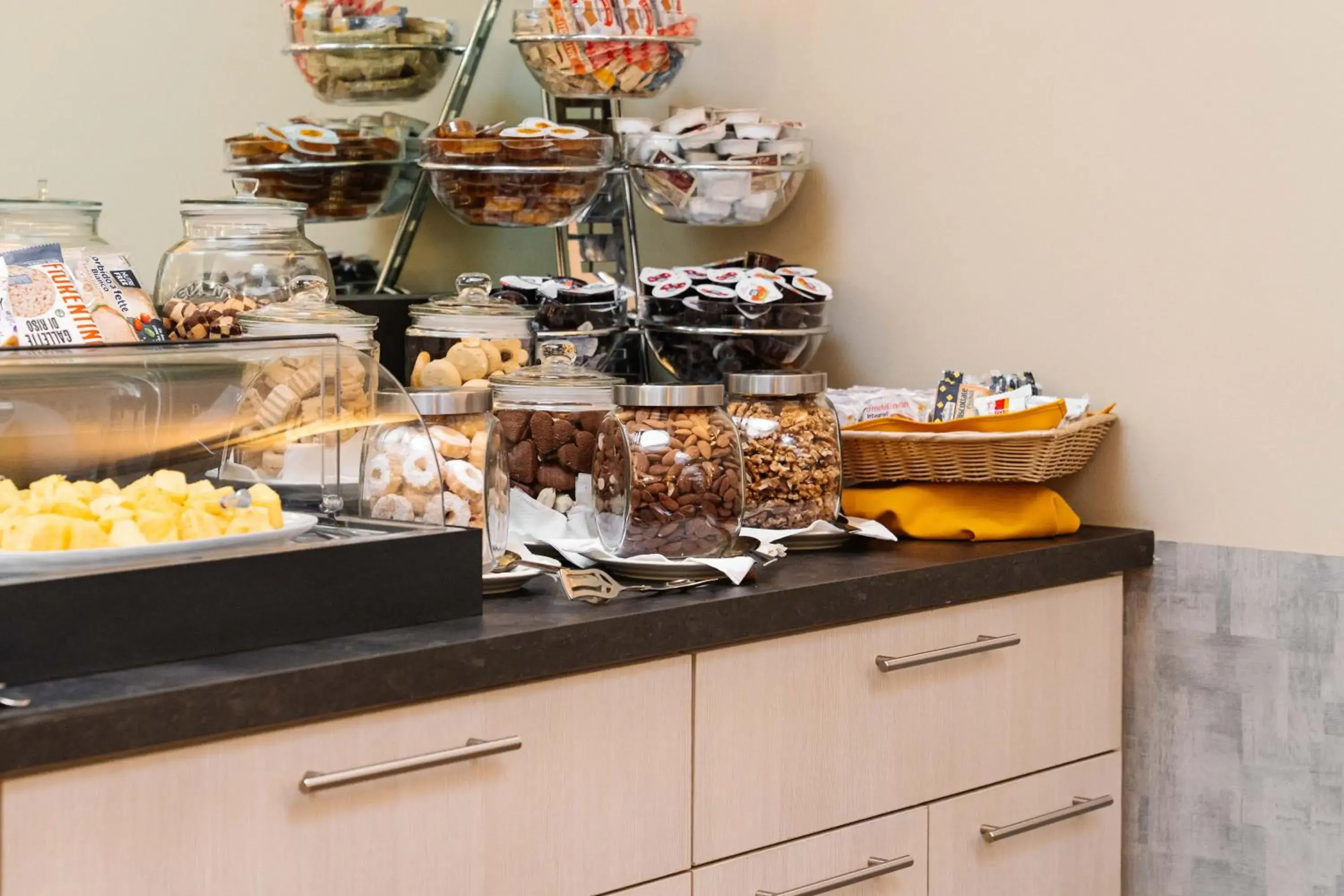 Food and drinks in Crystal Hotel Varese Food and drinks in Crystal Hotel Varese