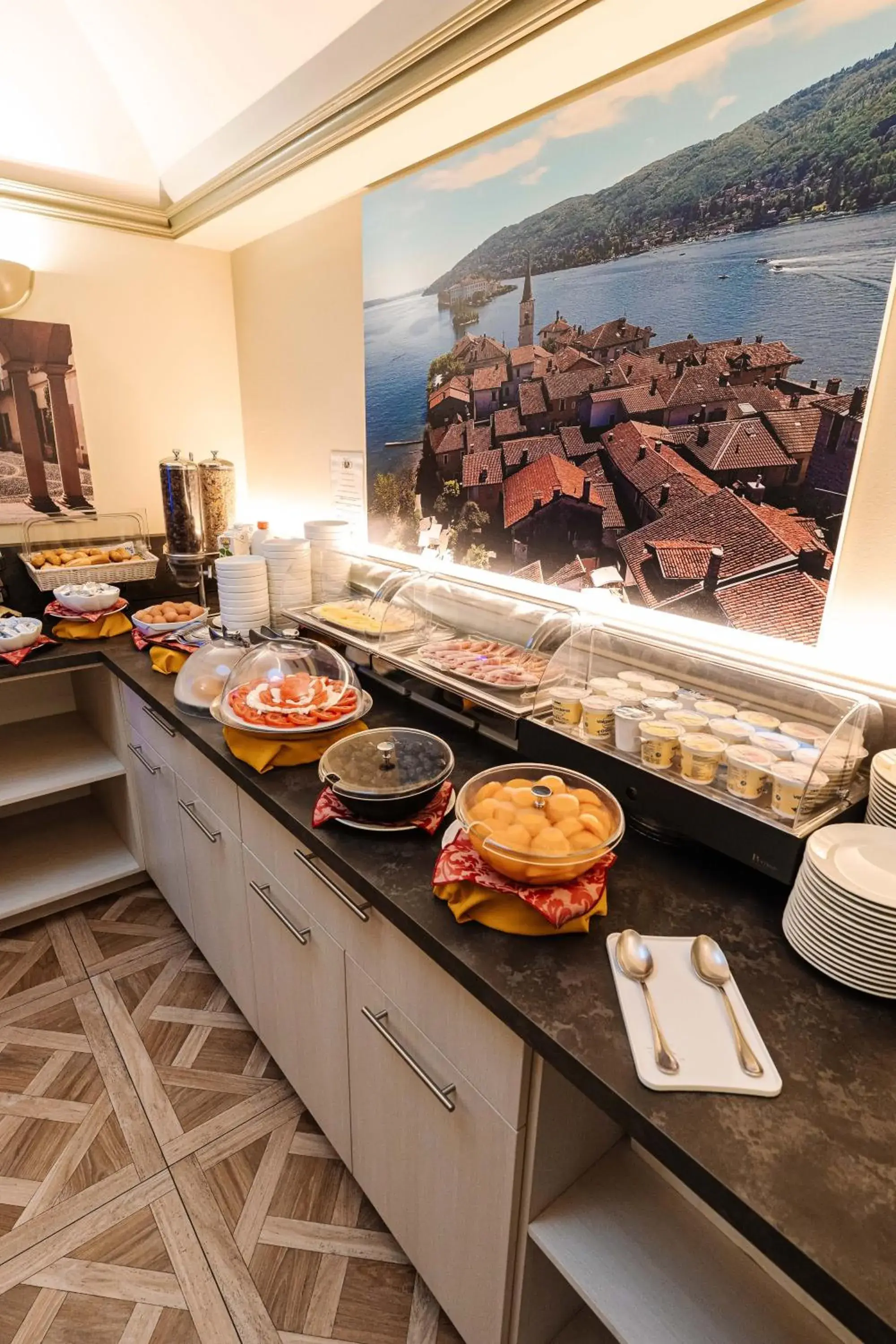 Buffet breakfast in Crystal Hotel Varese Buffet breakfast in Crystal Hotel Varese