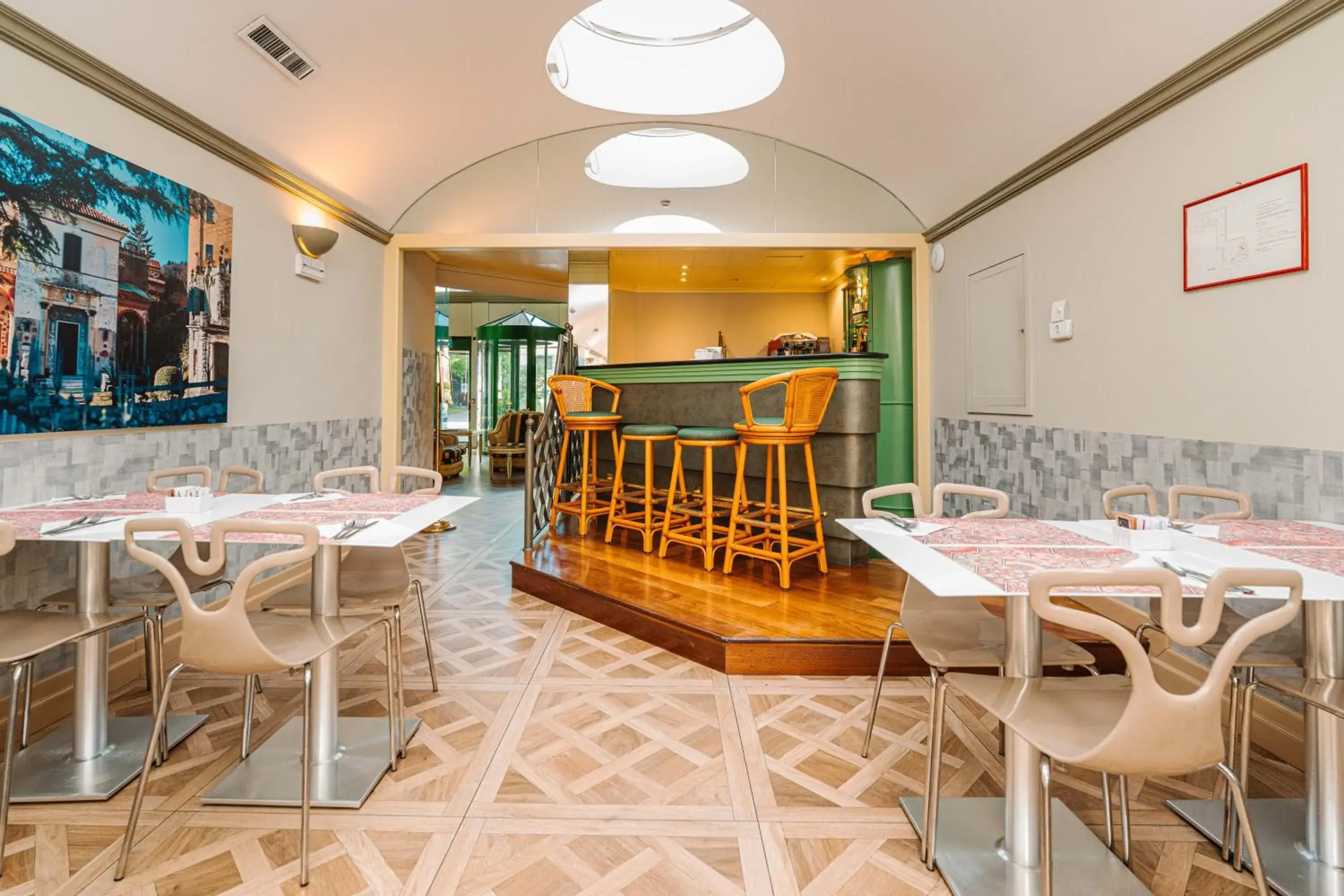 Lounge or bar in Crystal Hotel Varese Lounge or bar in Crystal Hotel Varese