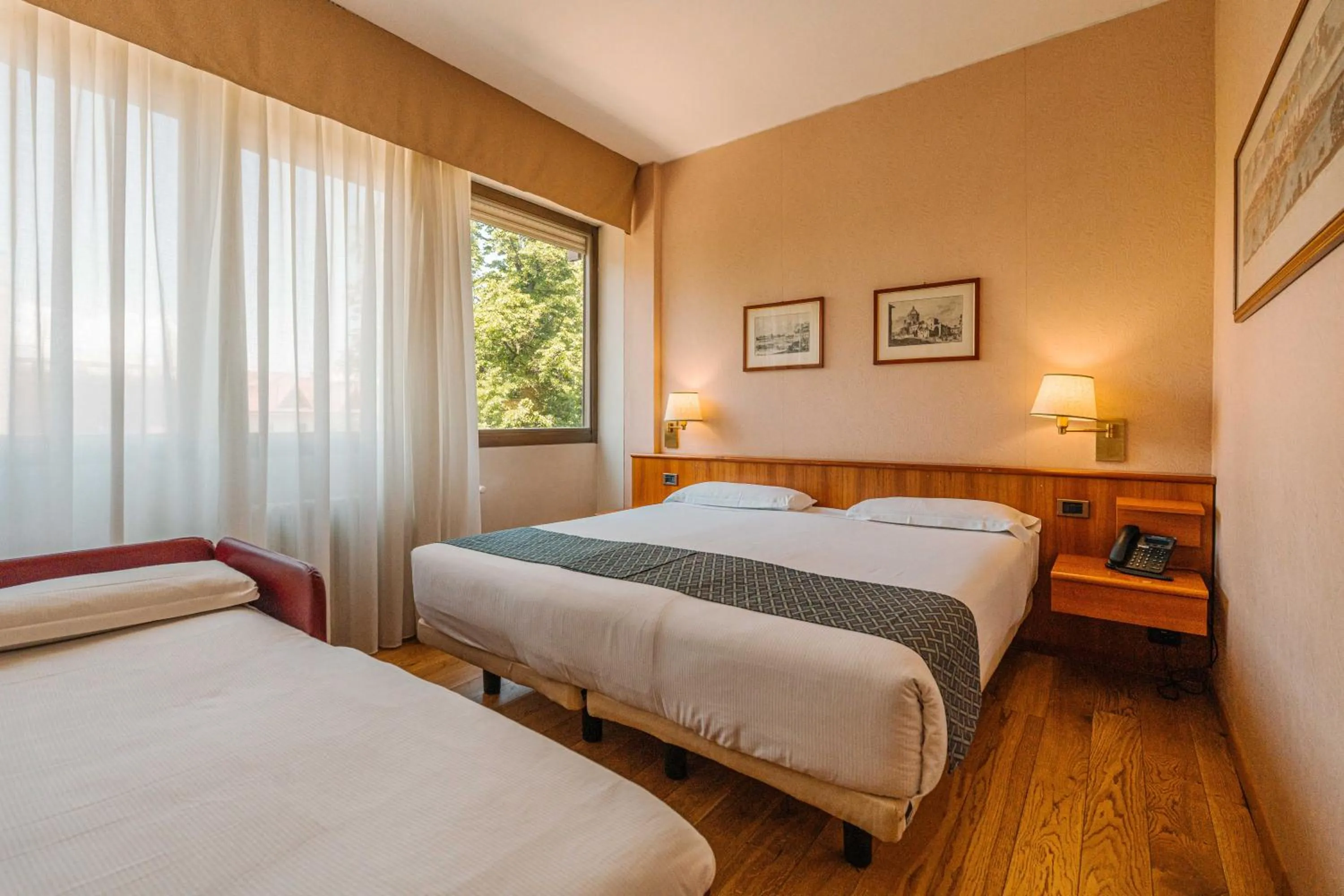 Photo of the whole room, Bed in Crystal Hotel Varese