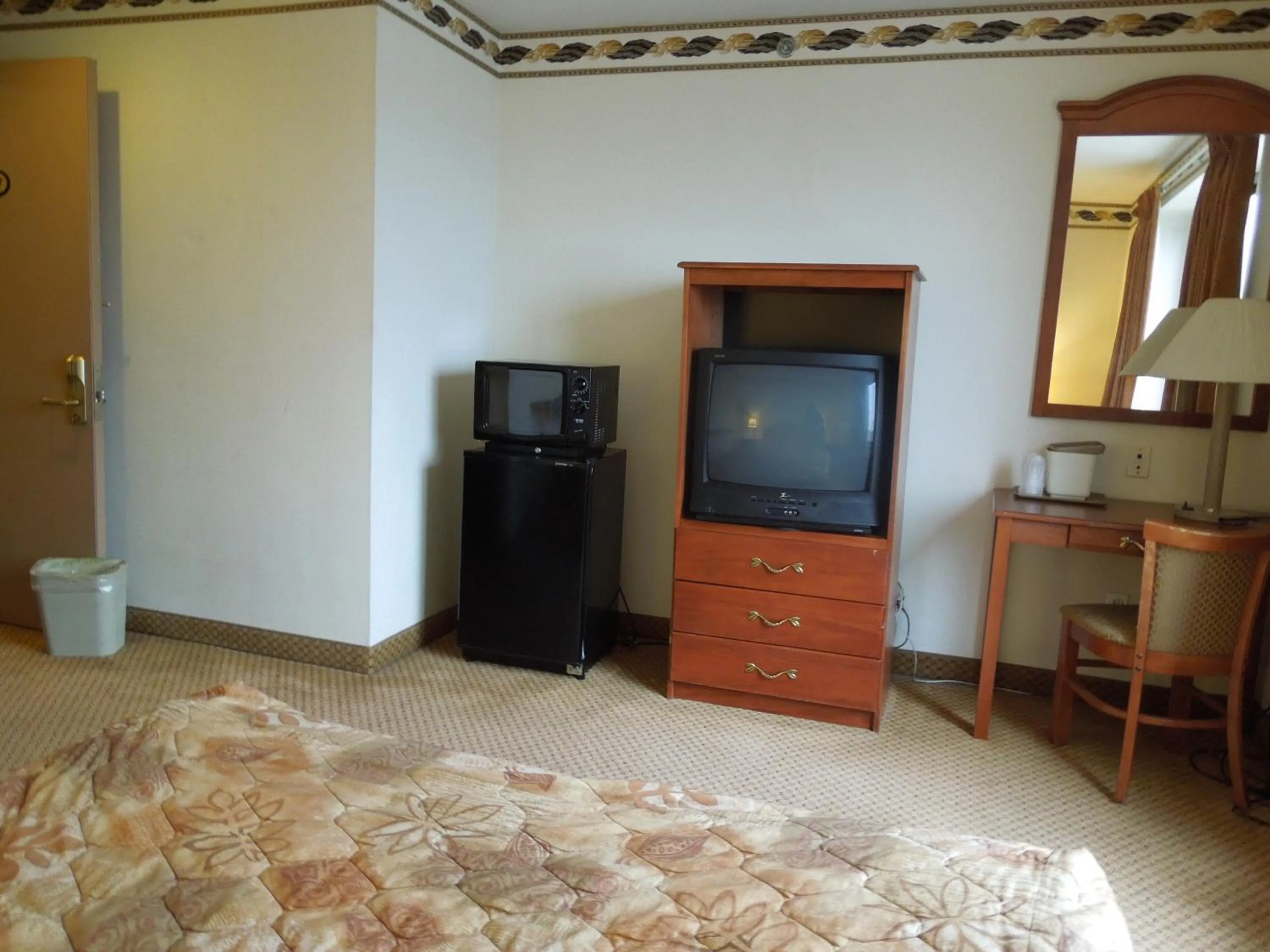 TV and multimedia, Bed in Red Carpet Inn Brooklyn