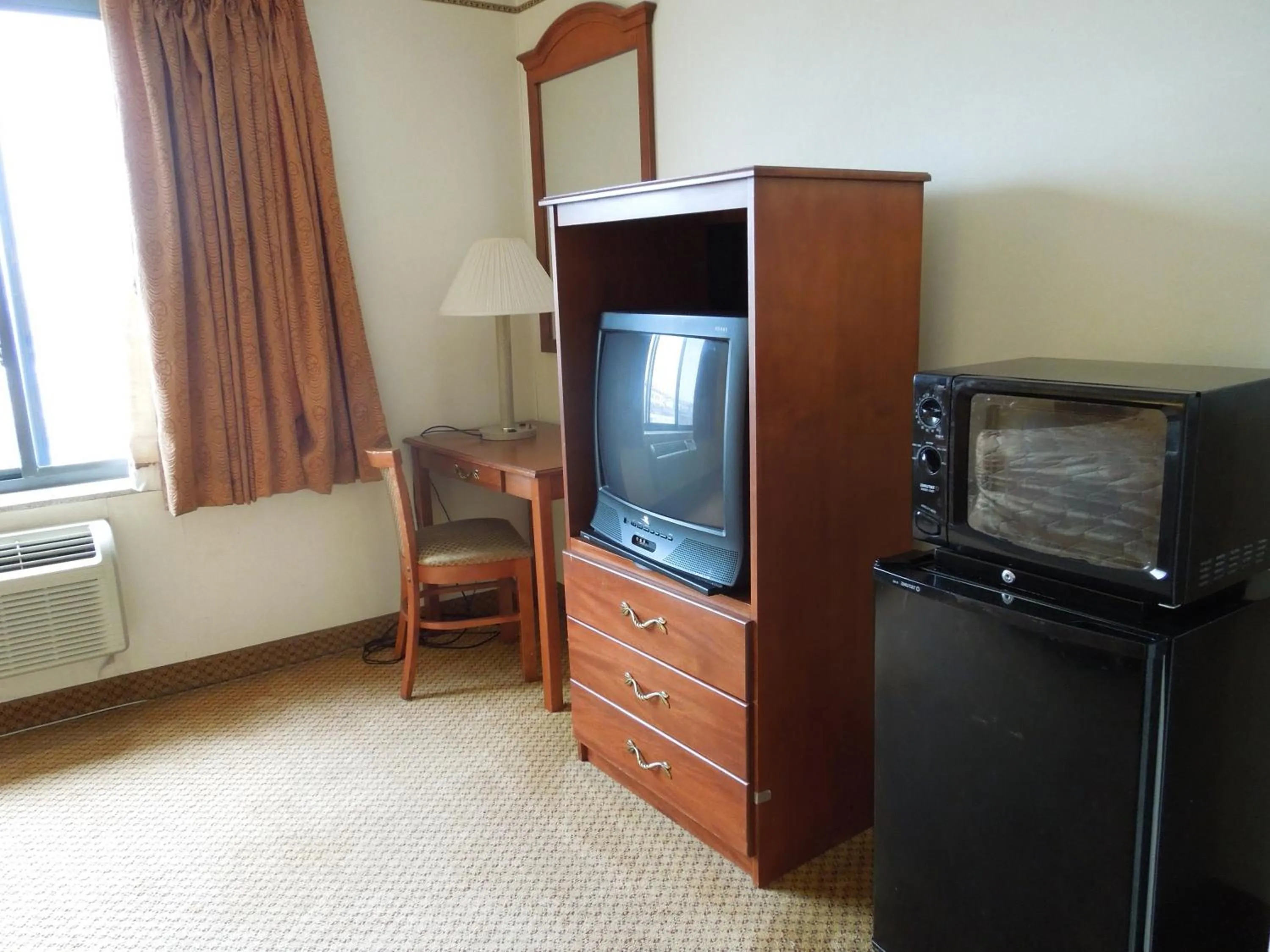 TV and multimedia in Red Carpet Inn Brooklyn