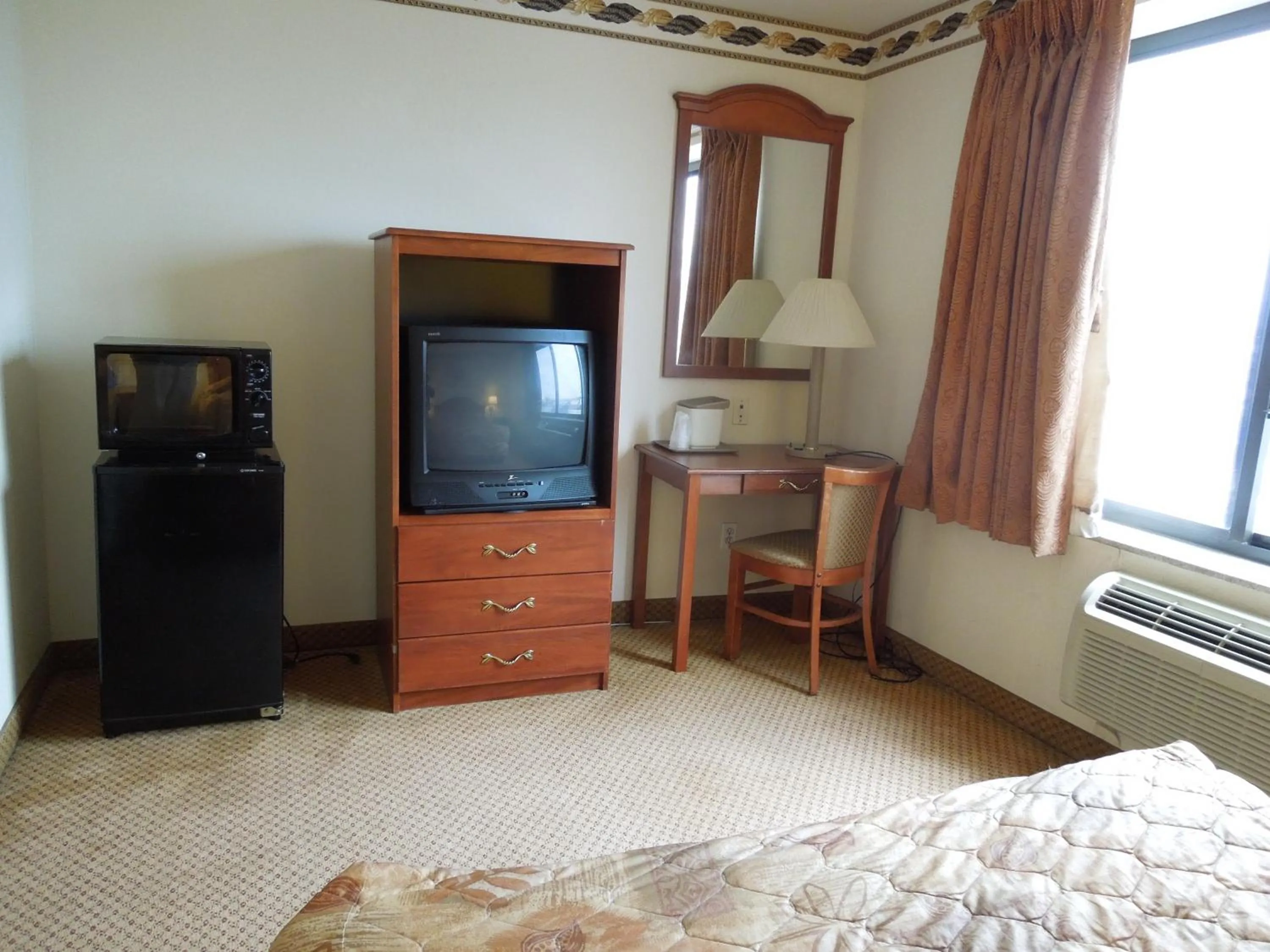 TV and multimedia, Bed in Red Carpet Inn Brooklyn