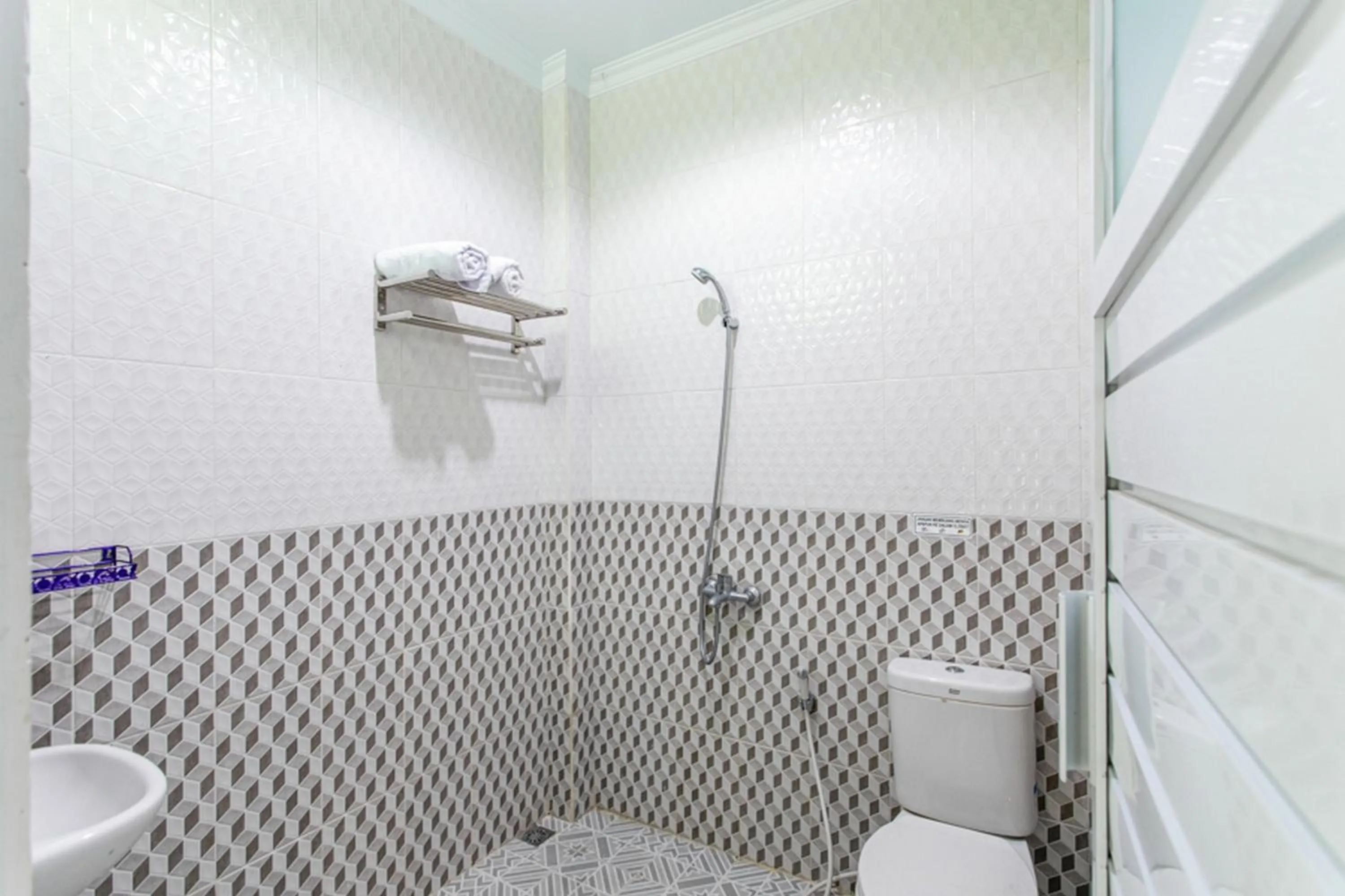 Bathroom in RedDoorz near Universitas Muhammadiyah Yogyakarta