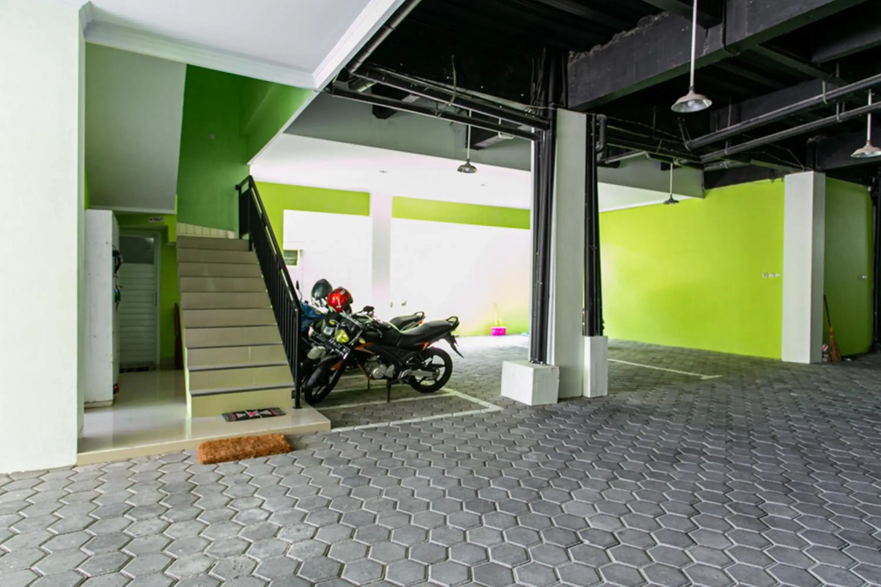 Facade/entrance in RedDoorz near Universitas Muhammadiyah Yogyakarta Facade/entrance in RedDoorz near Universitas Muhammadiyah Yogyakarta