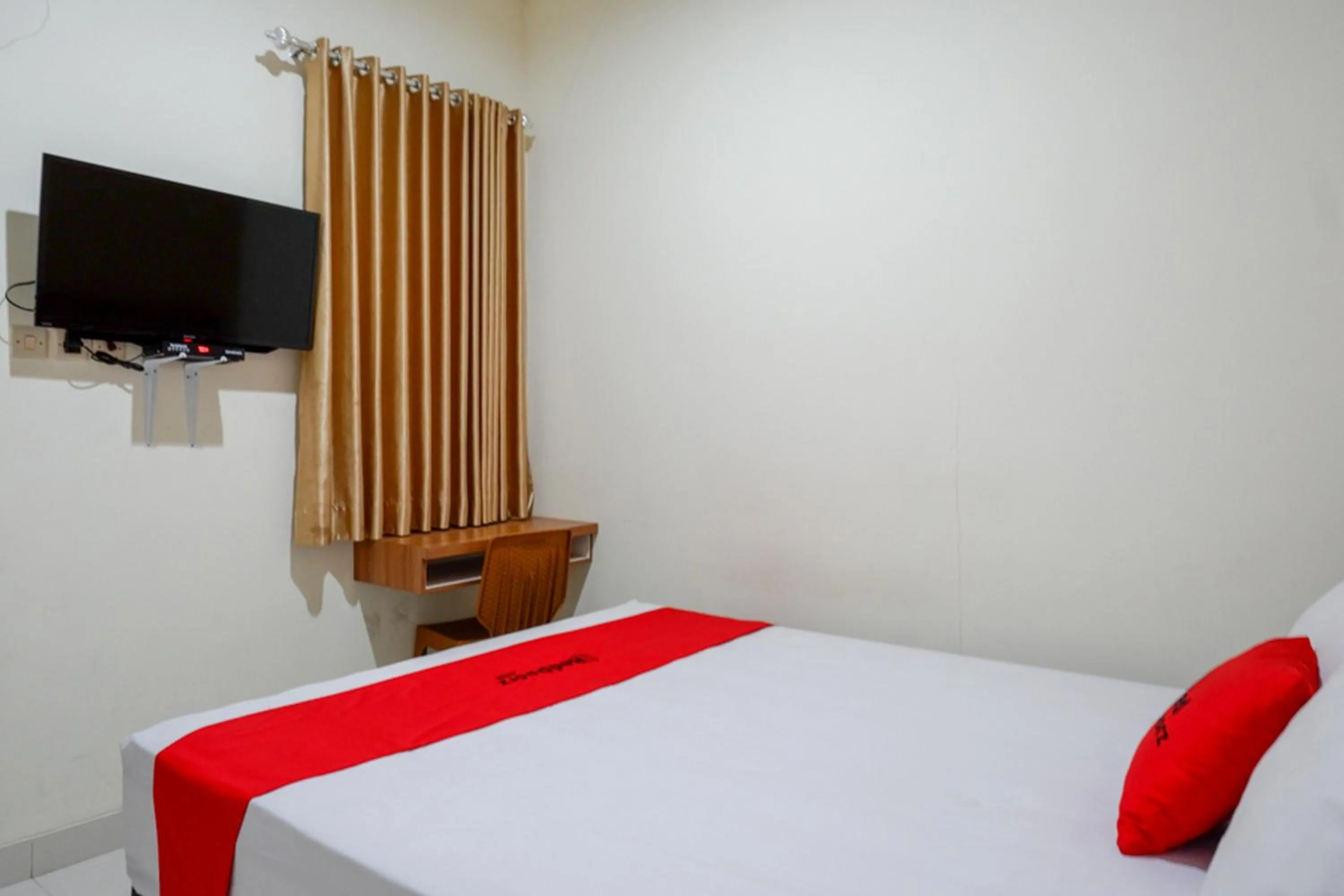 Bed in RedDoorz near Living Plaza Purwokerto