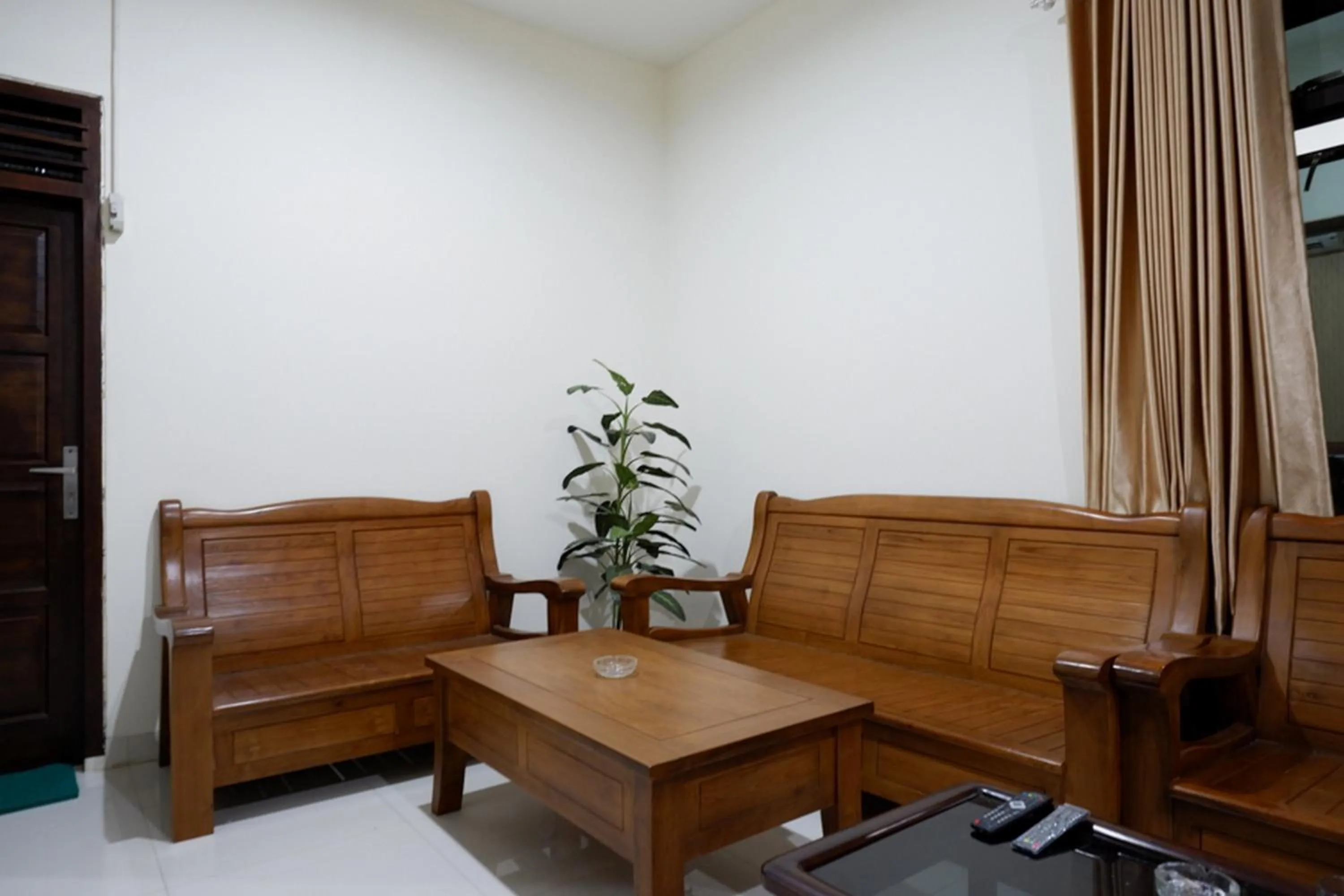 Seating area in RedDoorz near Living Plaza Purwokerto