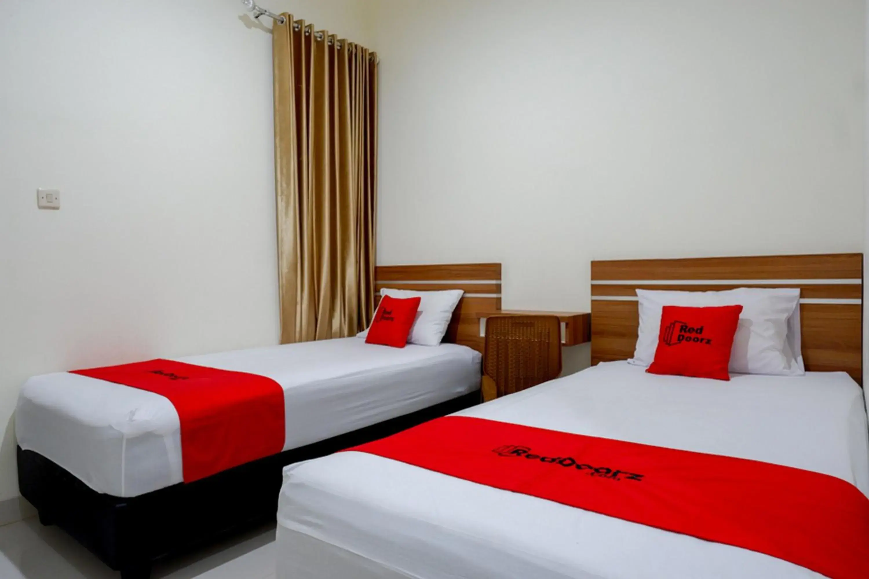 Twin Room in RedDoorz near Living Plaza Purwokerto Twin Room in RedDoorz near Living Plaza Purwokerto