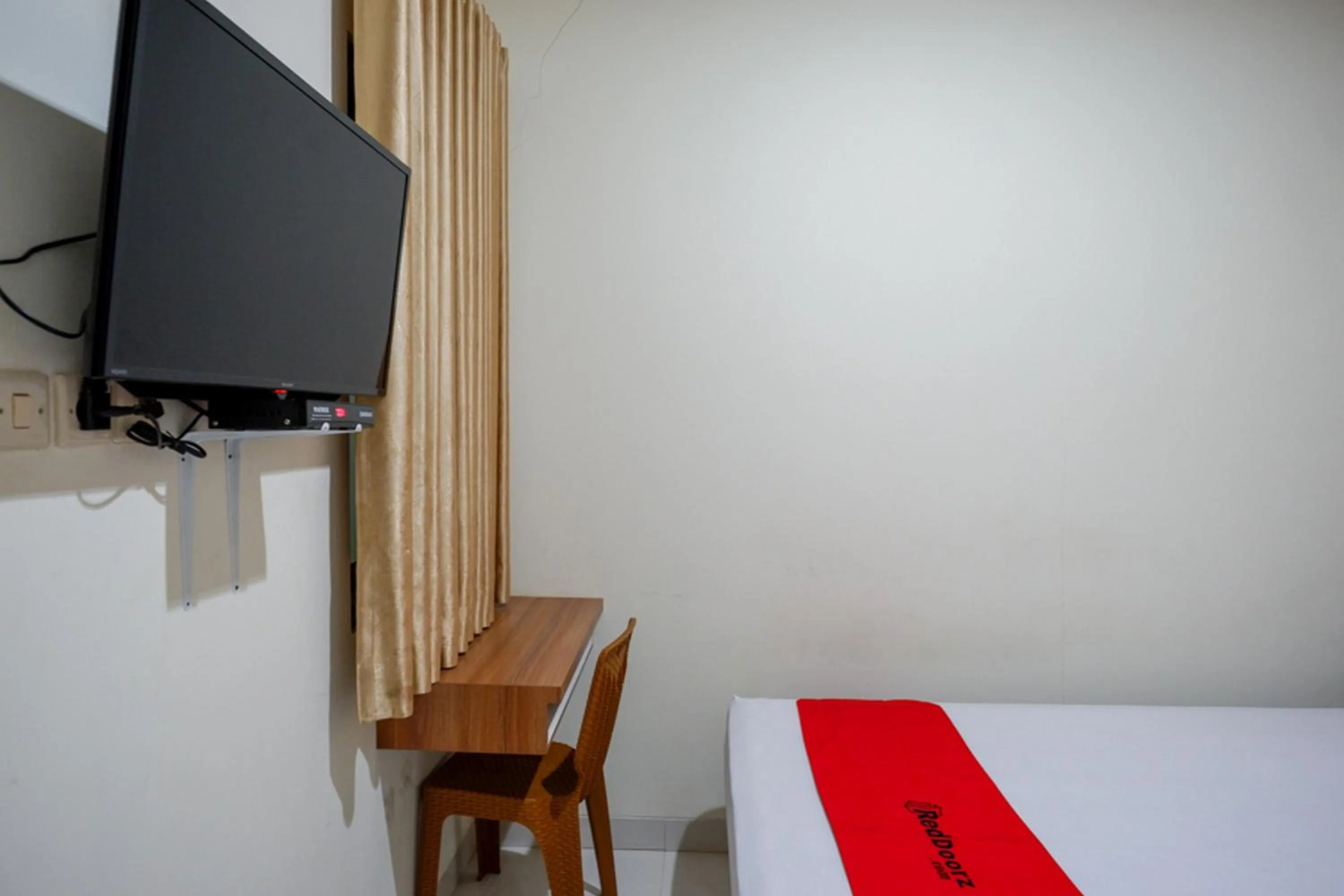 Bedroom, Bed in RedDoorz near Living Plaza Purwokerto