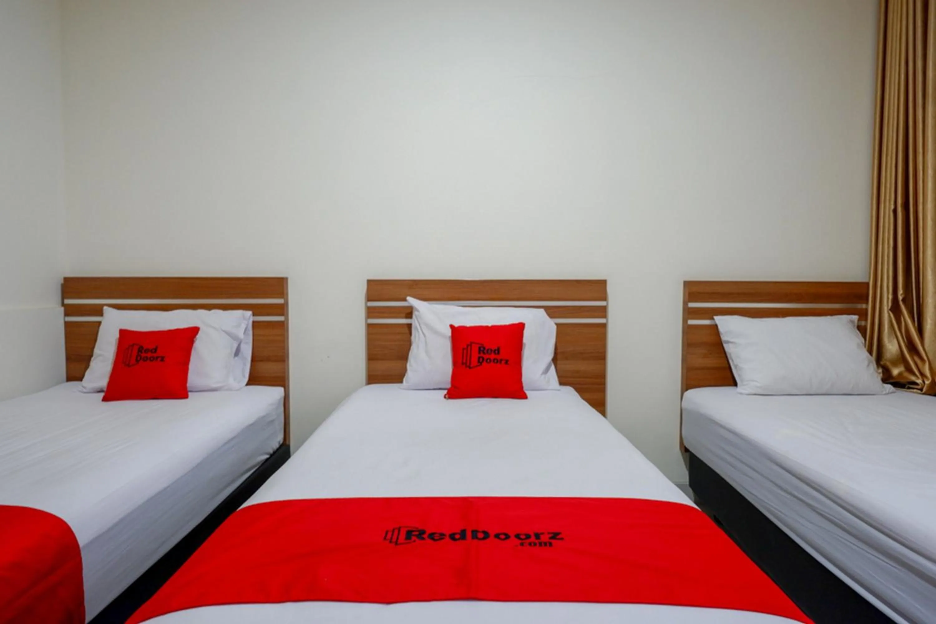 Bedroom, Bed in RedDoorz near Living Plaza Purwokerto