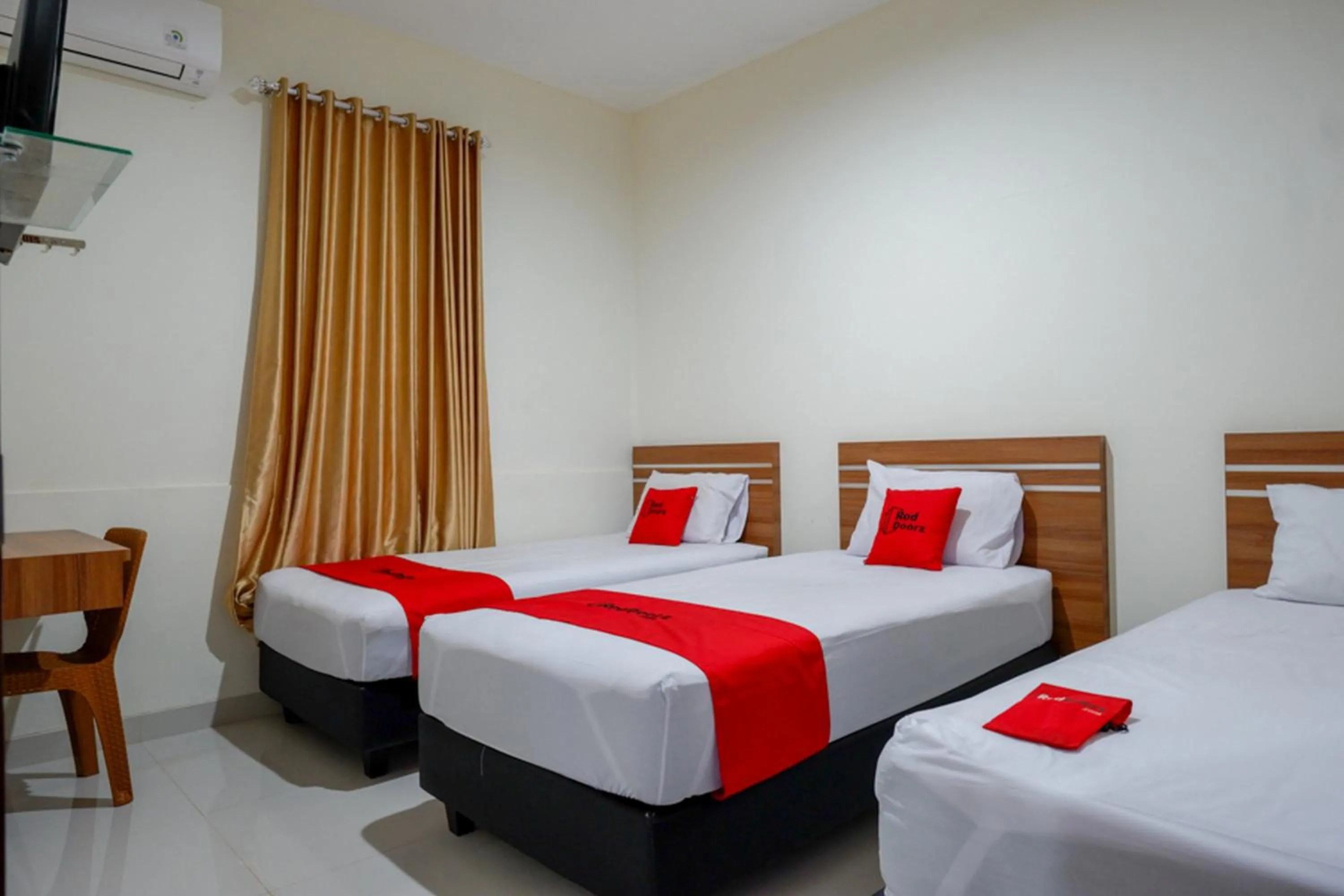Bedroom, Bed in RedDoorz near Living Plaza Purwokerto