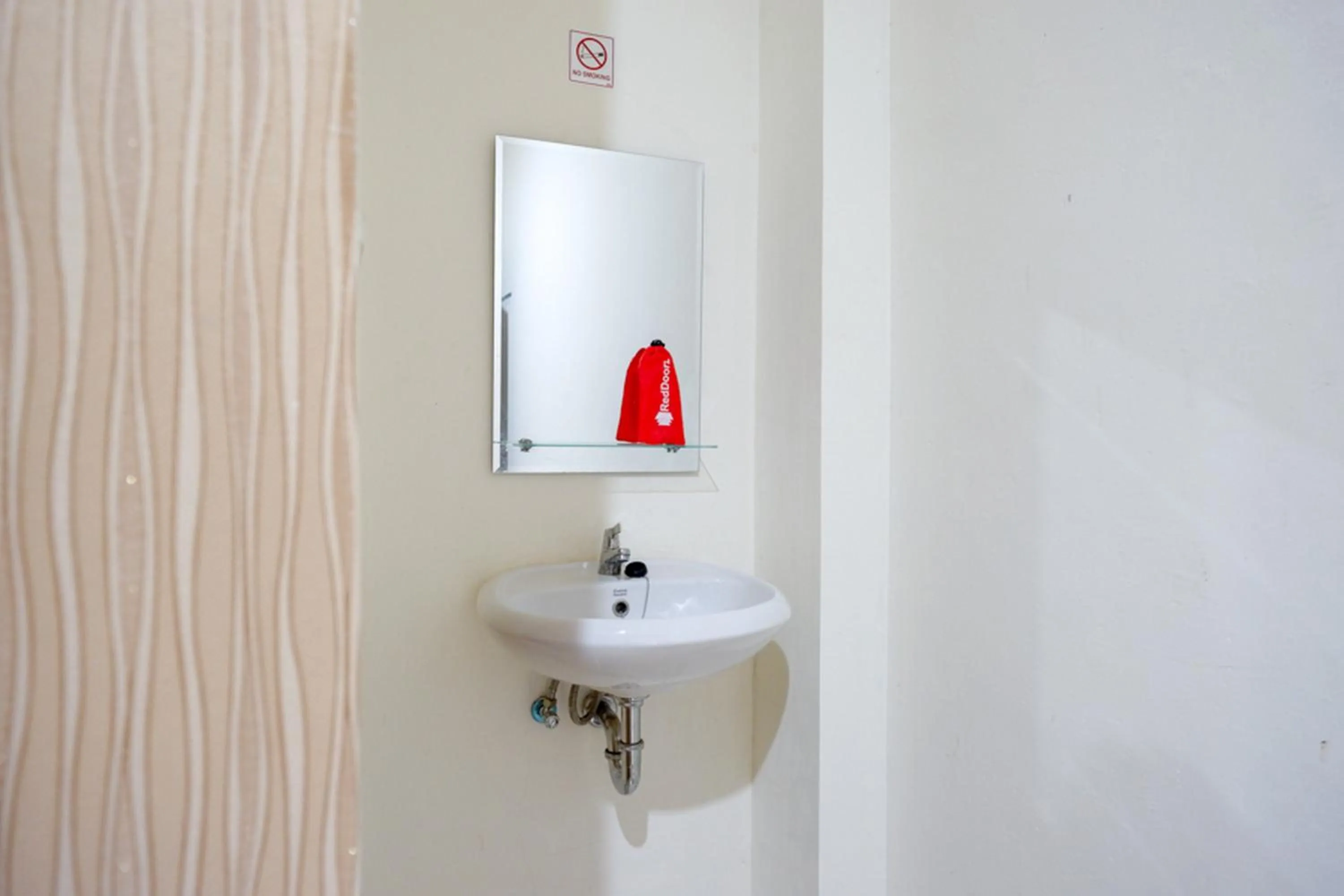 Bathroom in RedDoorz near Living Plaza Purwokerto