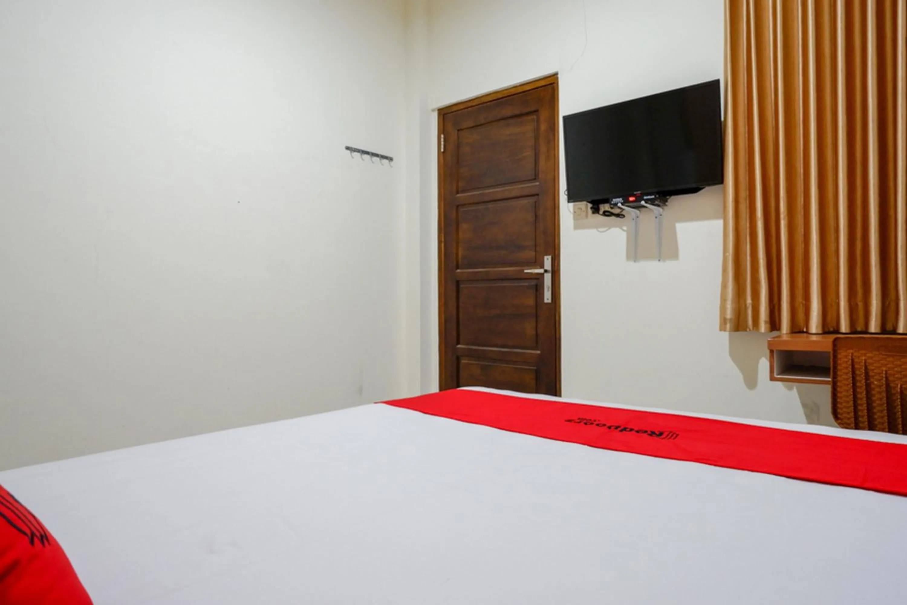 Bed in RedDoorz near Living Plaza Purwokerto