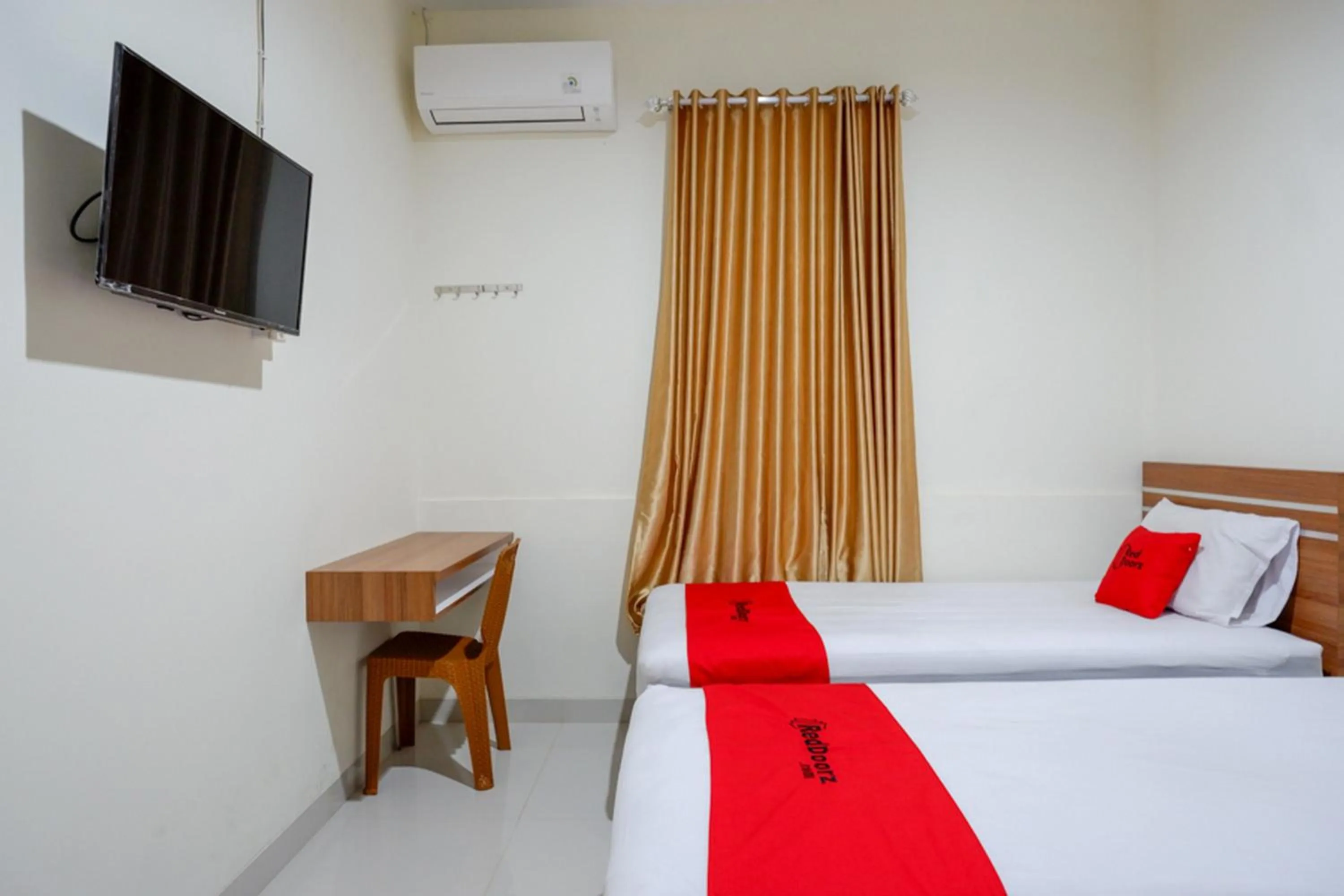 Bed in RedDoorz near Living Plaza Purwokerto