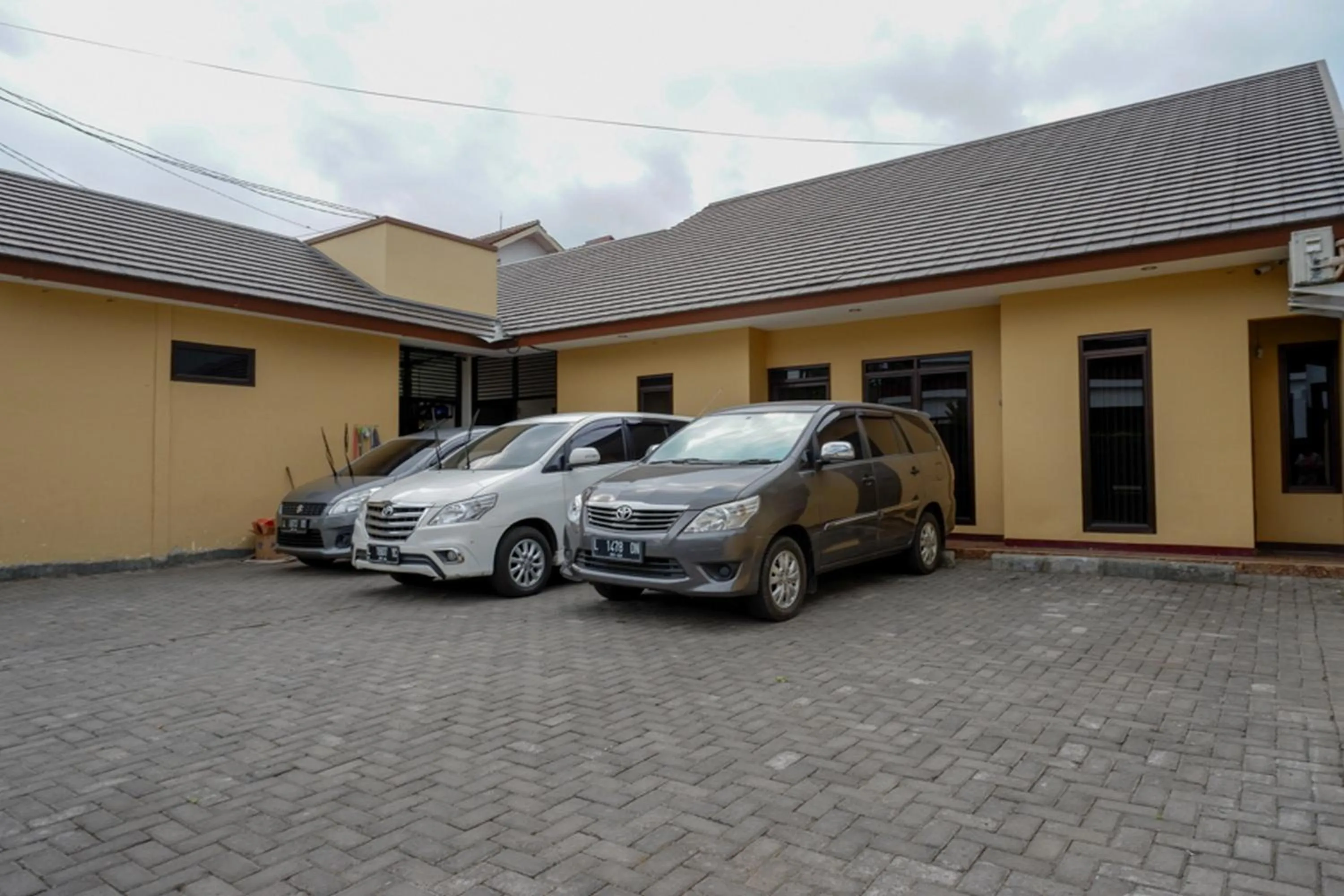 Parking in RedDoorz near Living Plaza Purwokerto