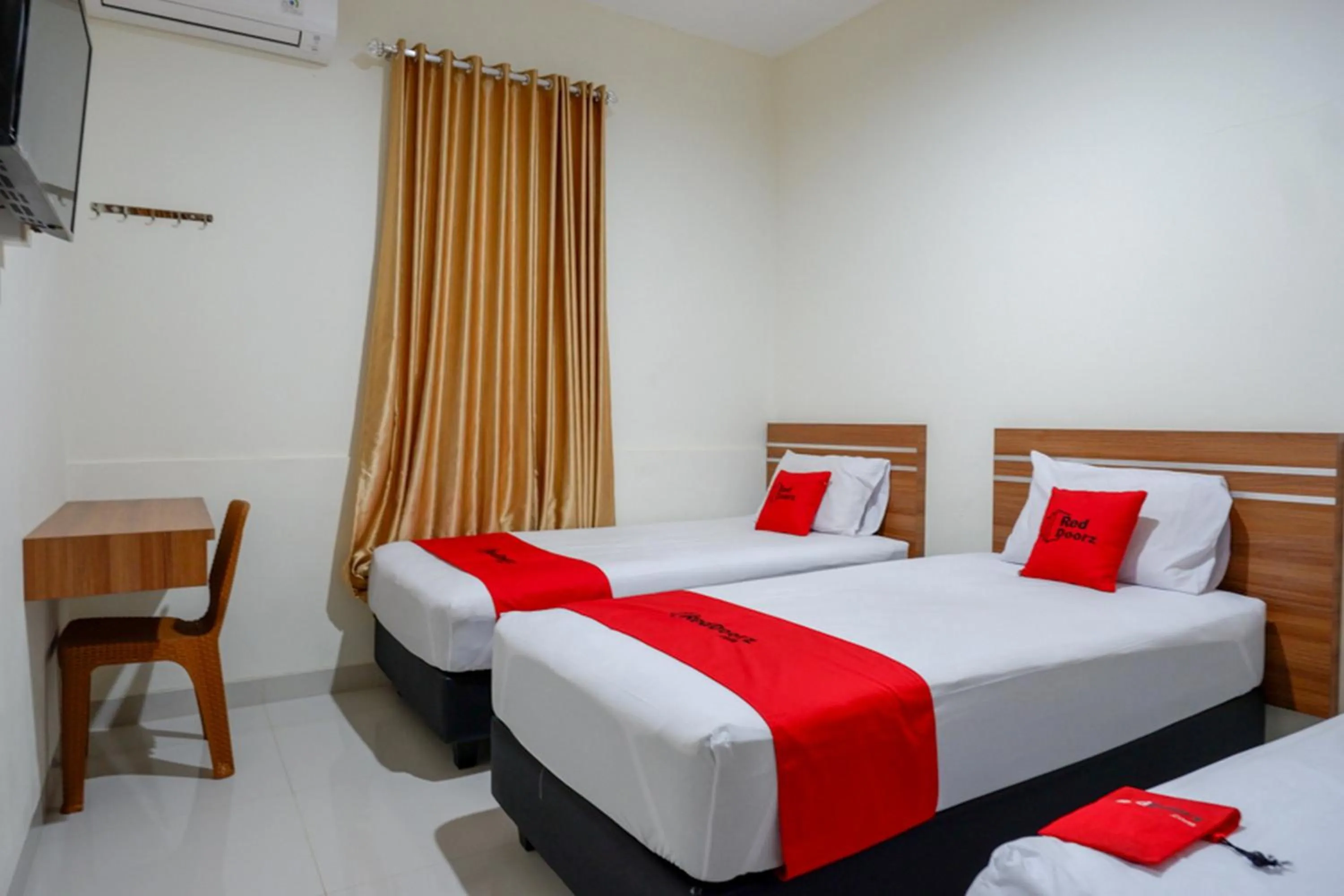 Bed in RedDoorz near Living Plaza Purwokerto