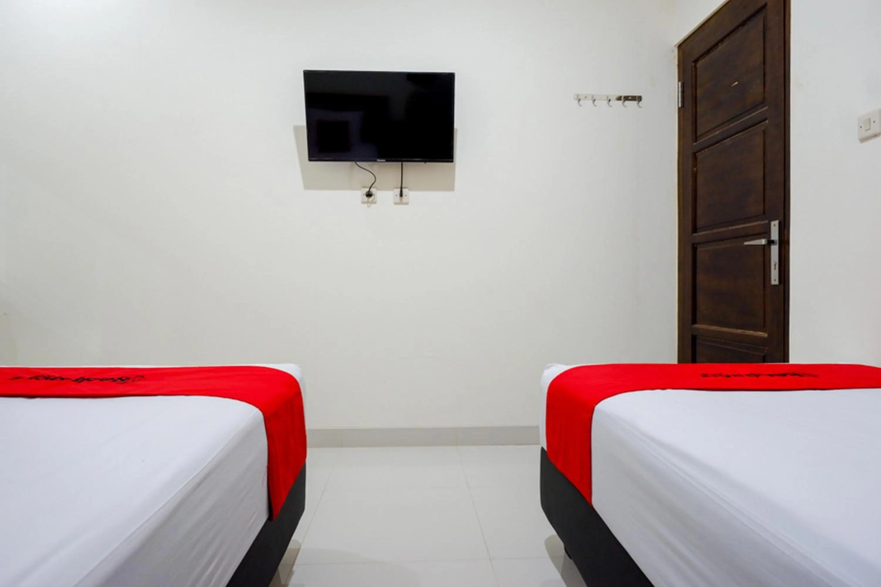 Bedroom, Bed in RedDoorz near Living Plaza Purwokerto