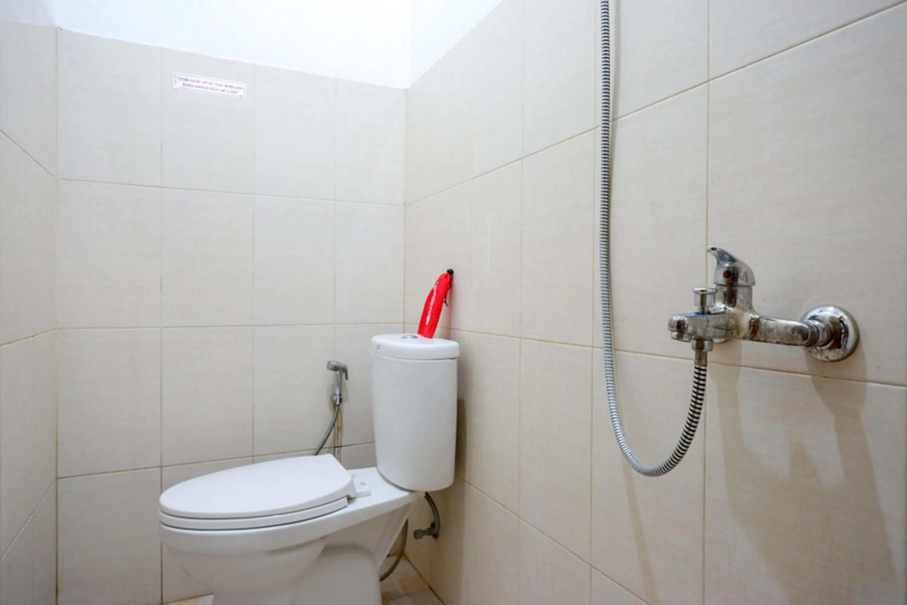 Bathroom in RedDoorz near Living Plaza Purwokerto