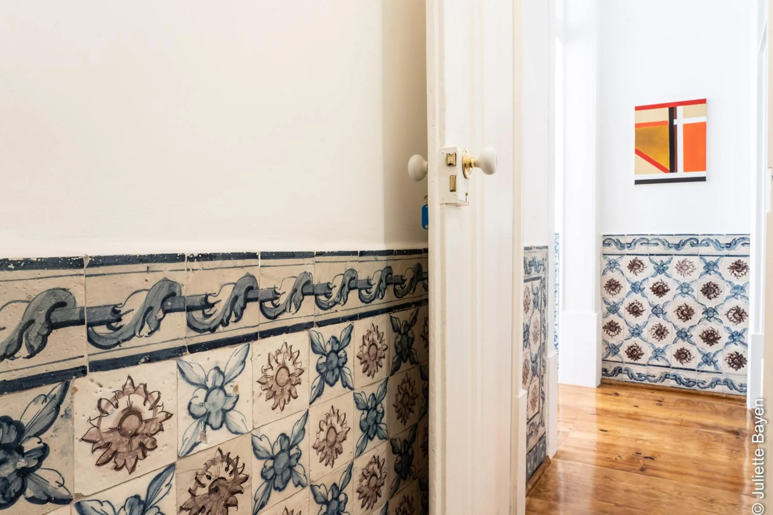 Decorative detail in Azulejos Cais Sodré B&B