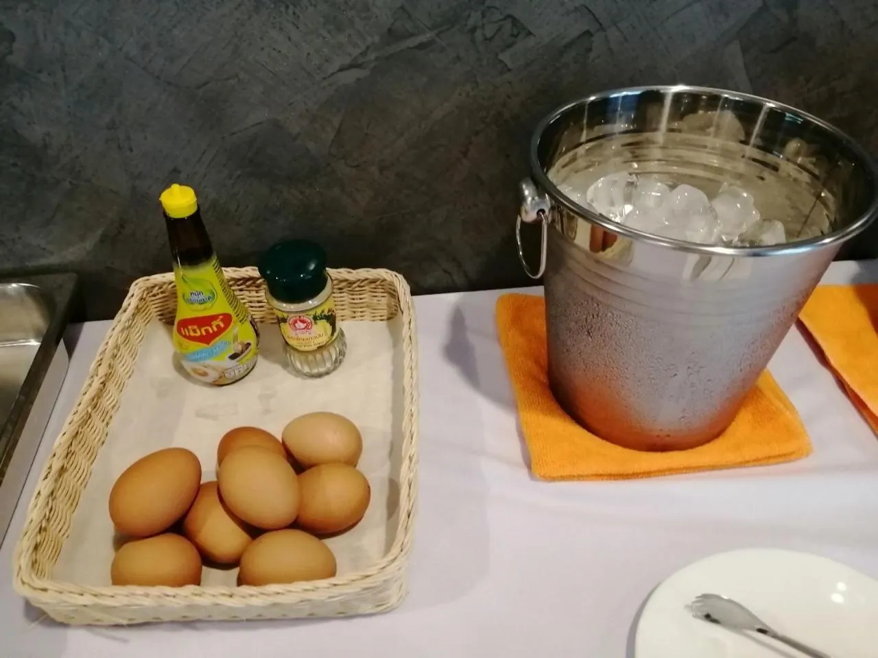 Restaurant/places to eat in Lampang Residence