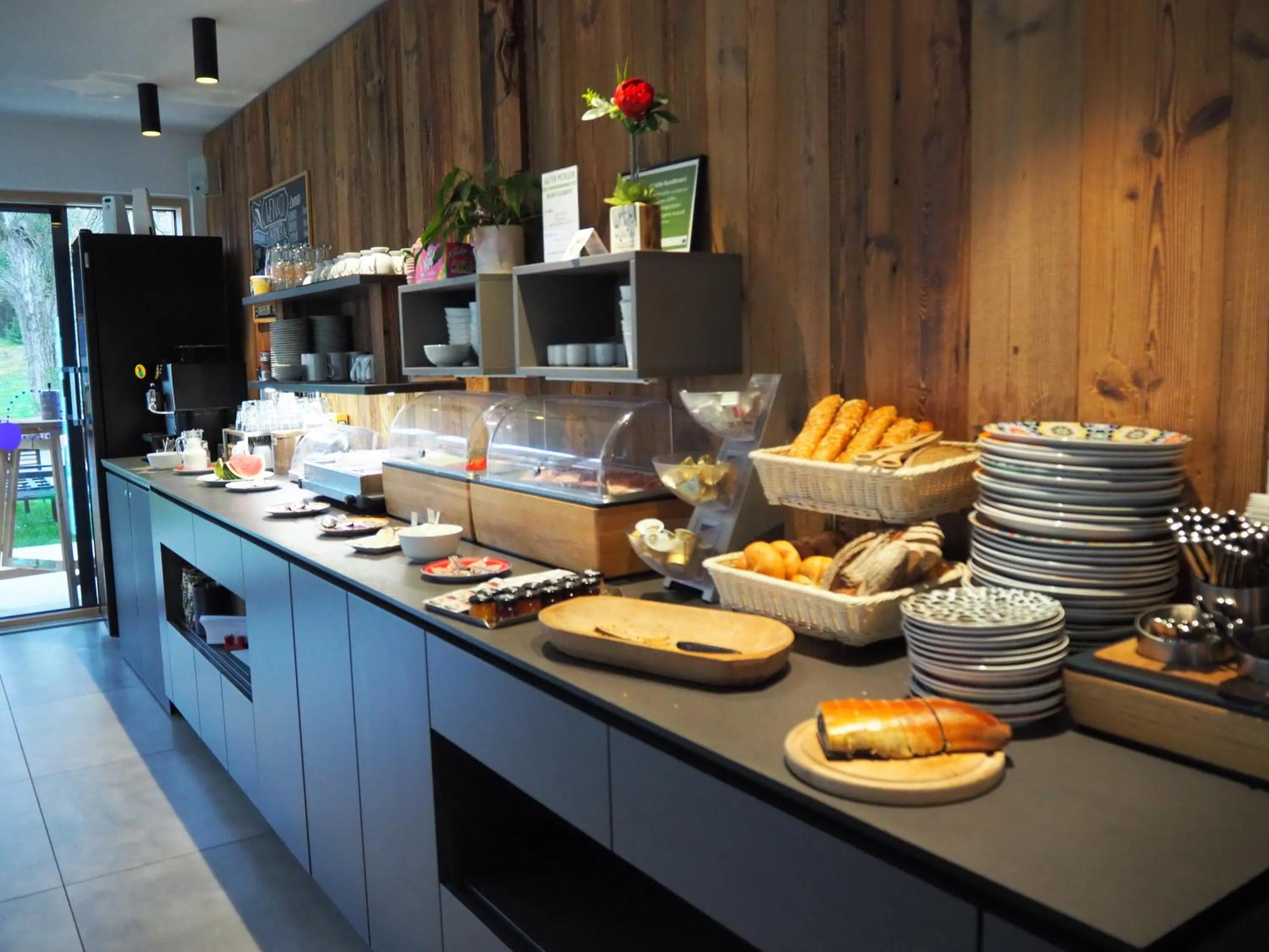 Breakfast in GästeHAUS & HOFladen Familie Öllerer