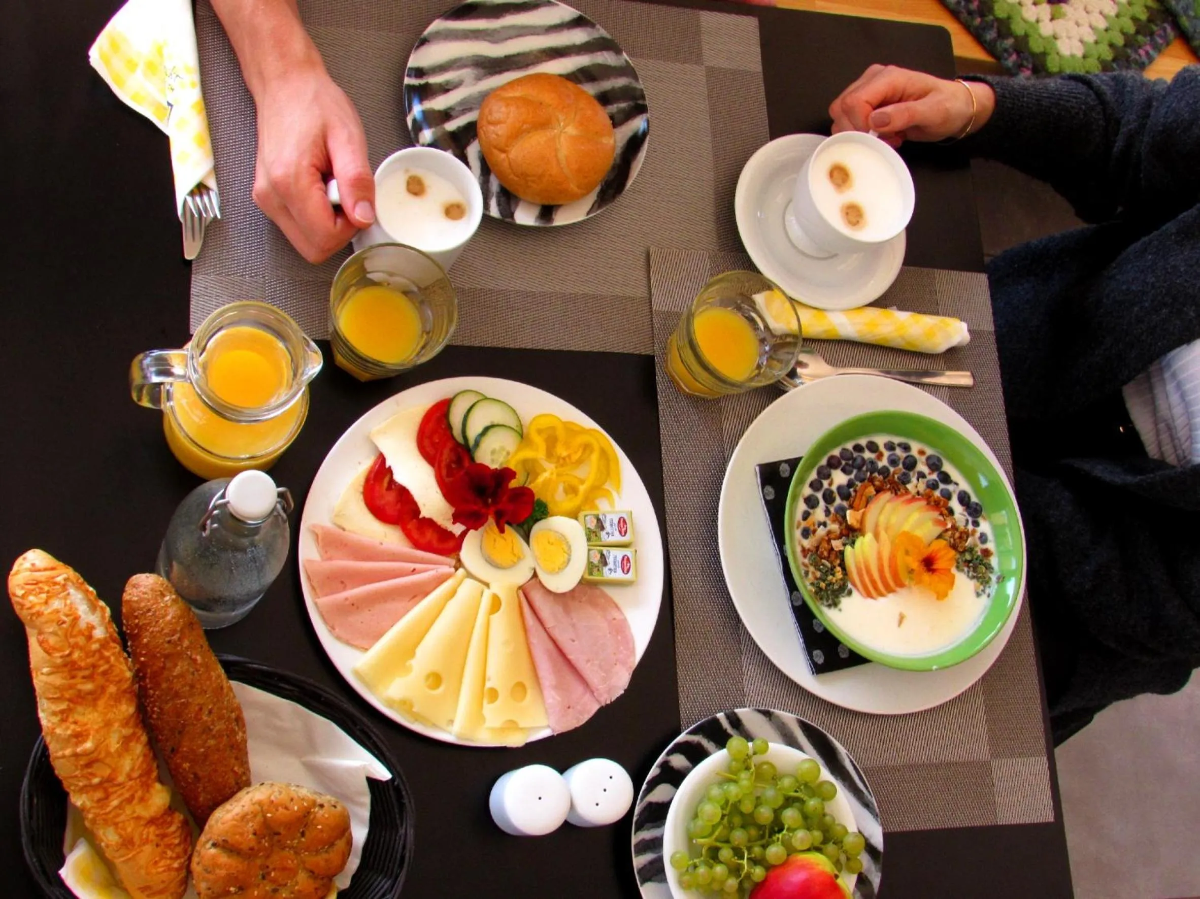 Breakfast in GästeHAUS & HOFladen Familie Öllerer