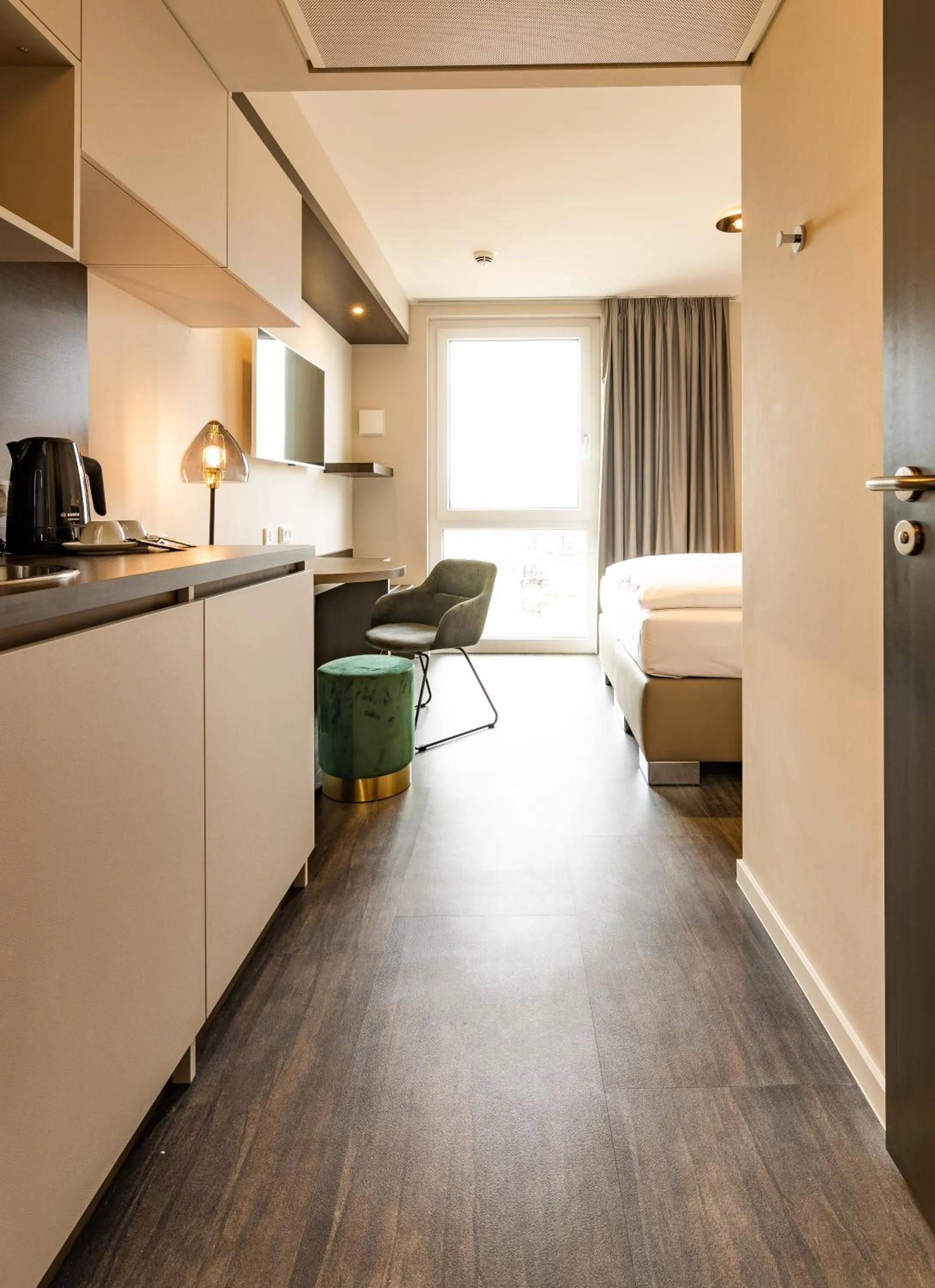 Photo of the whole room, Bed in MASEVEN München Messe Dornach