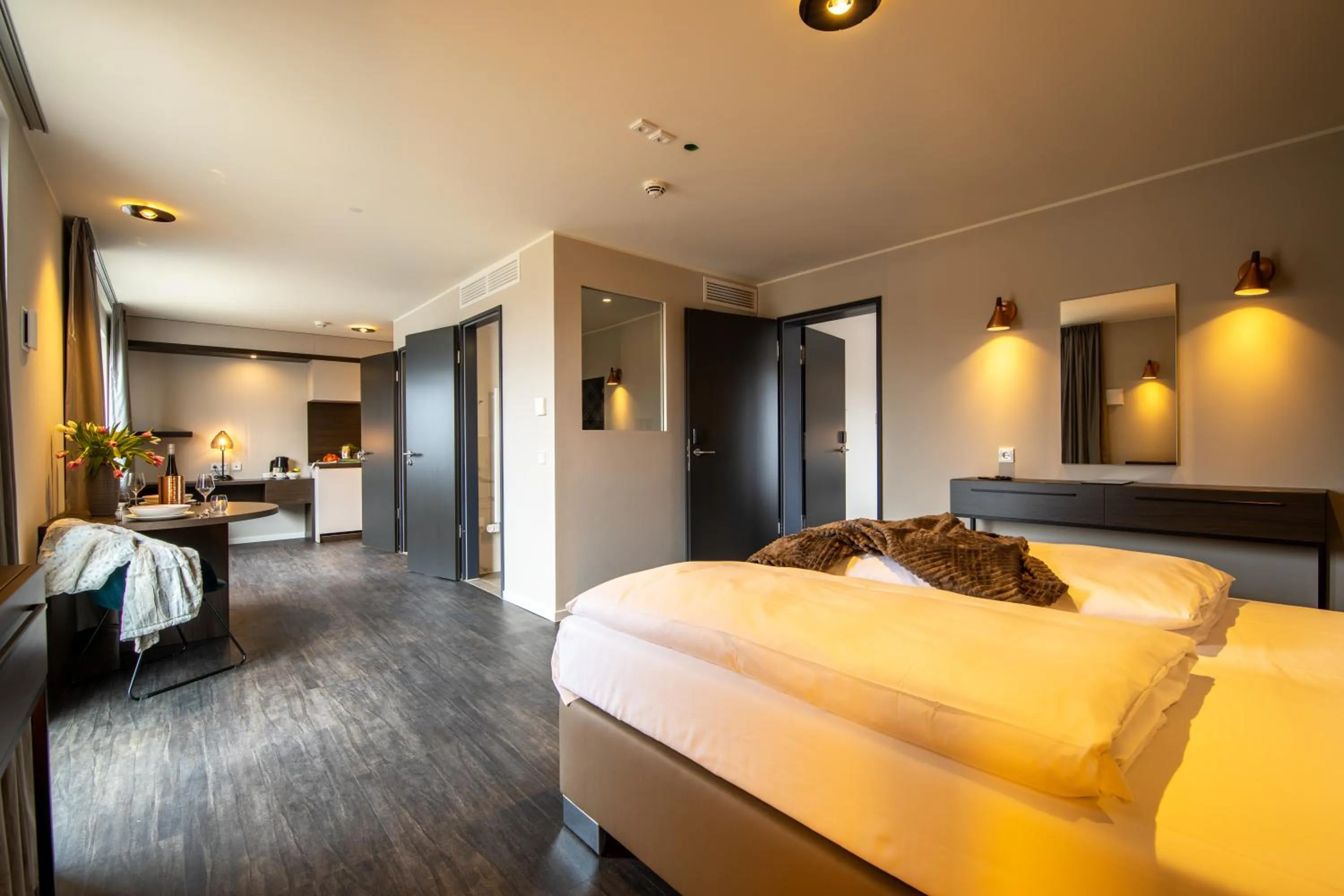 Photo of the whole room, Bed in MASEVEN München Messe Dornach