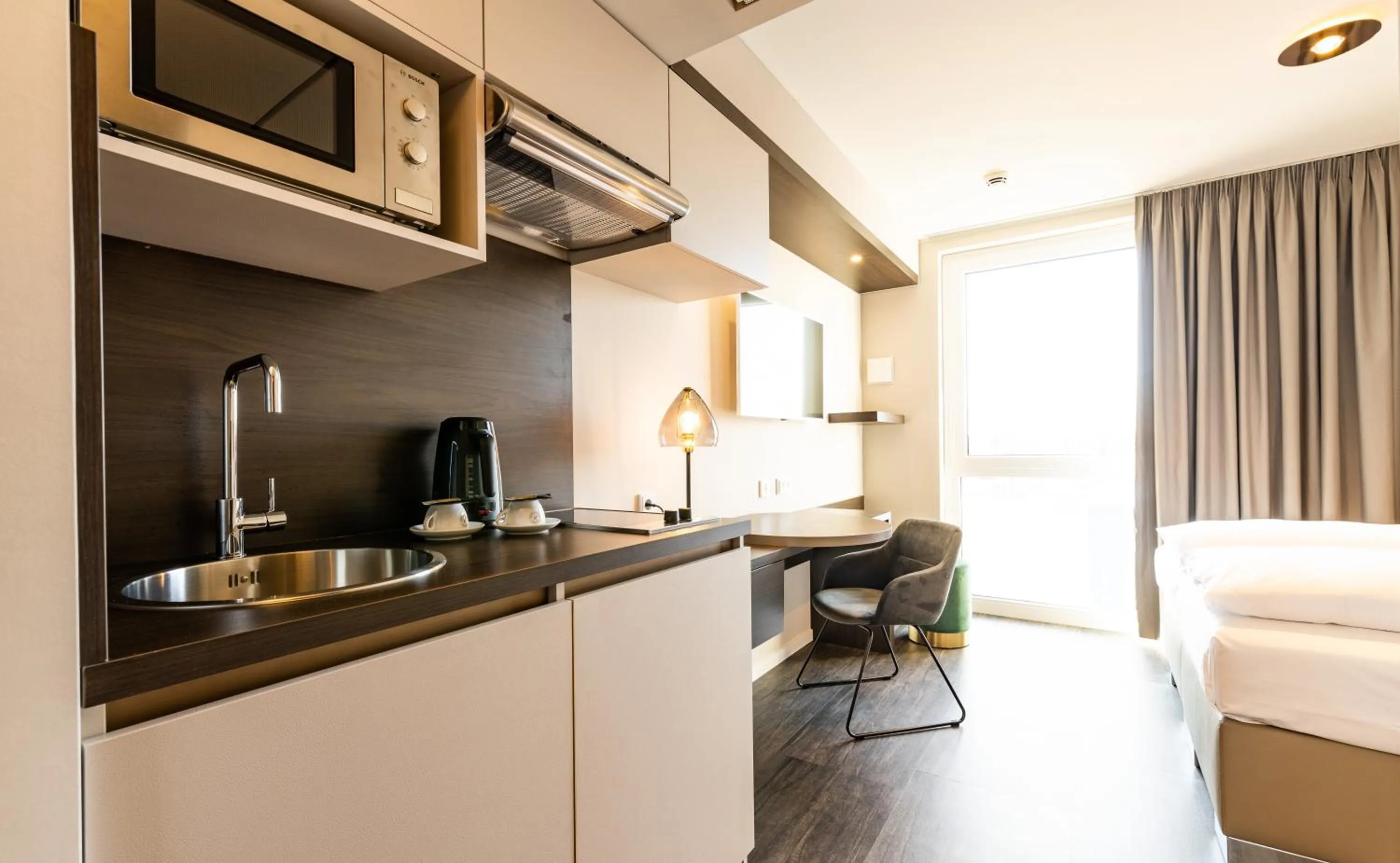 Photo of the whole room, Bed in MASEVEN München Messe Dornach