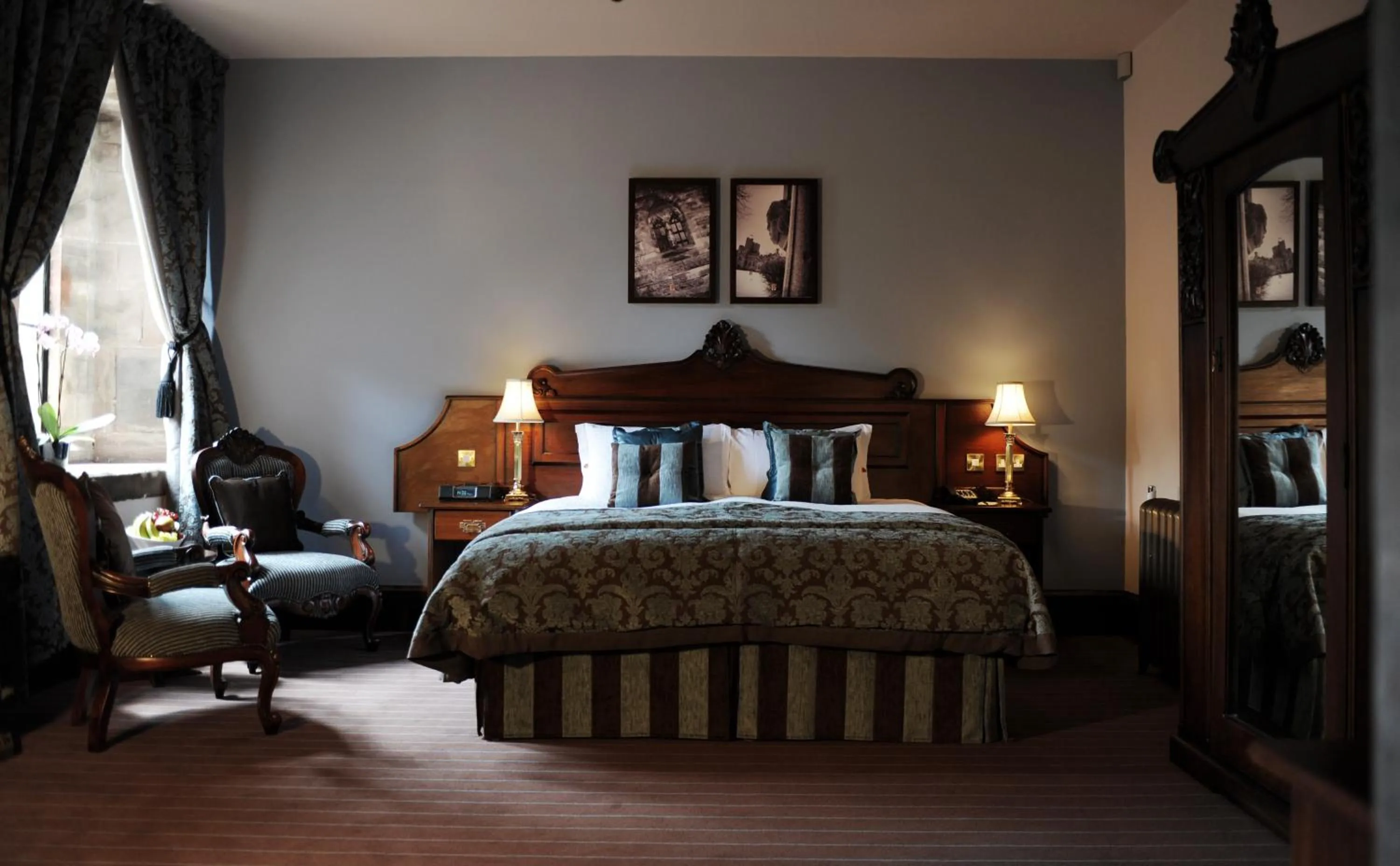 Bedroom, Bed in Peckforton Castle