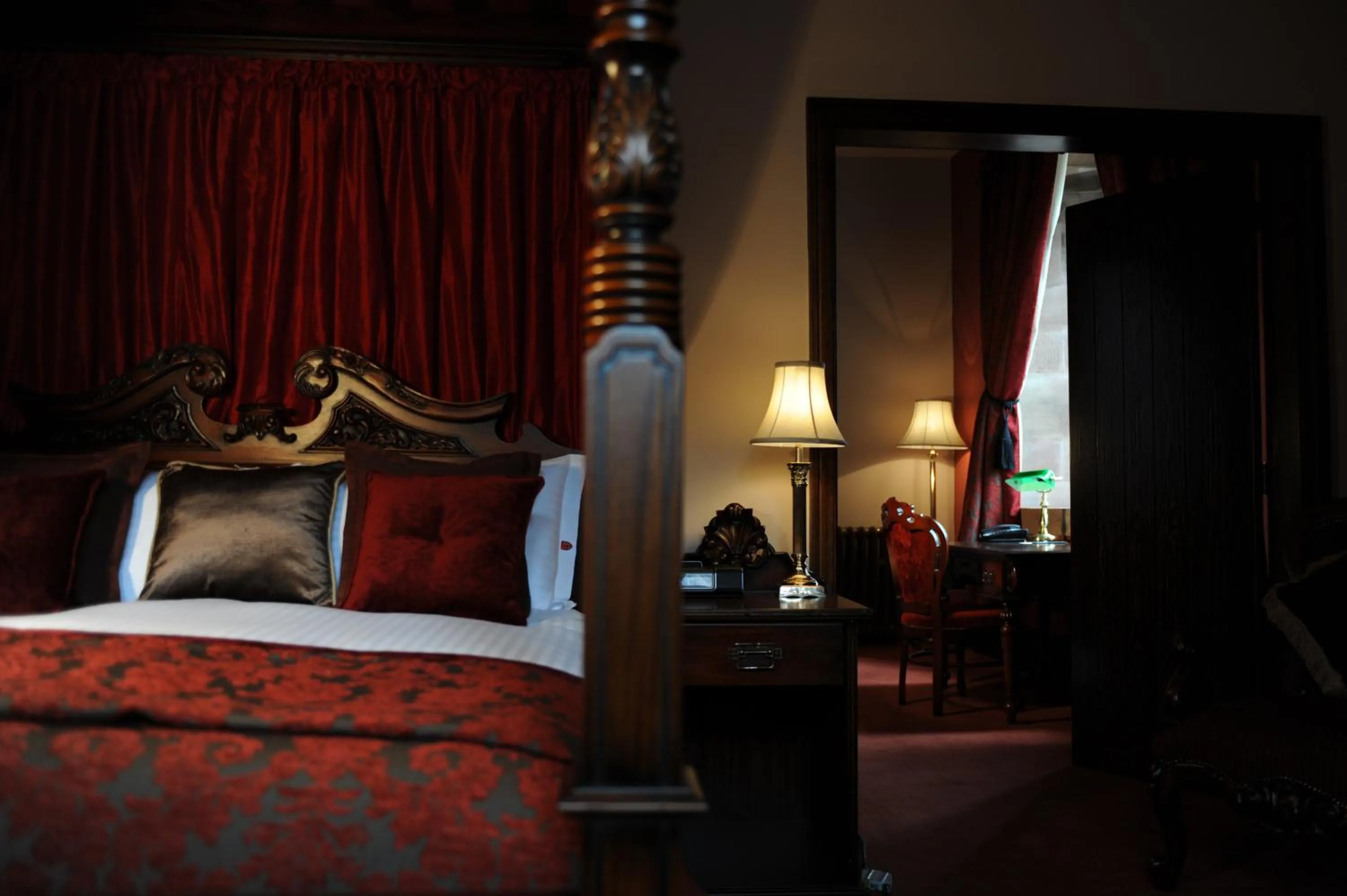 Bedroom, Bed in Peckforton Castle