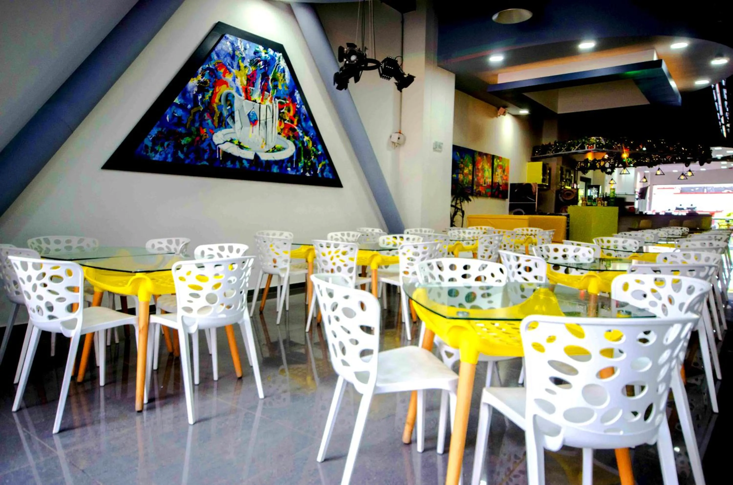 Restaurant/places to eat in Luma Plaza Hotel