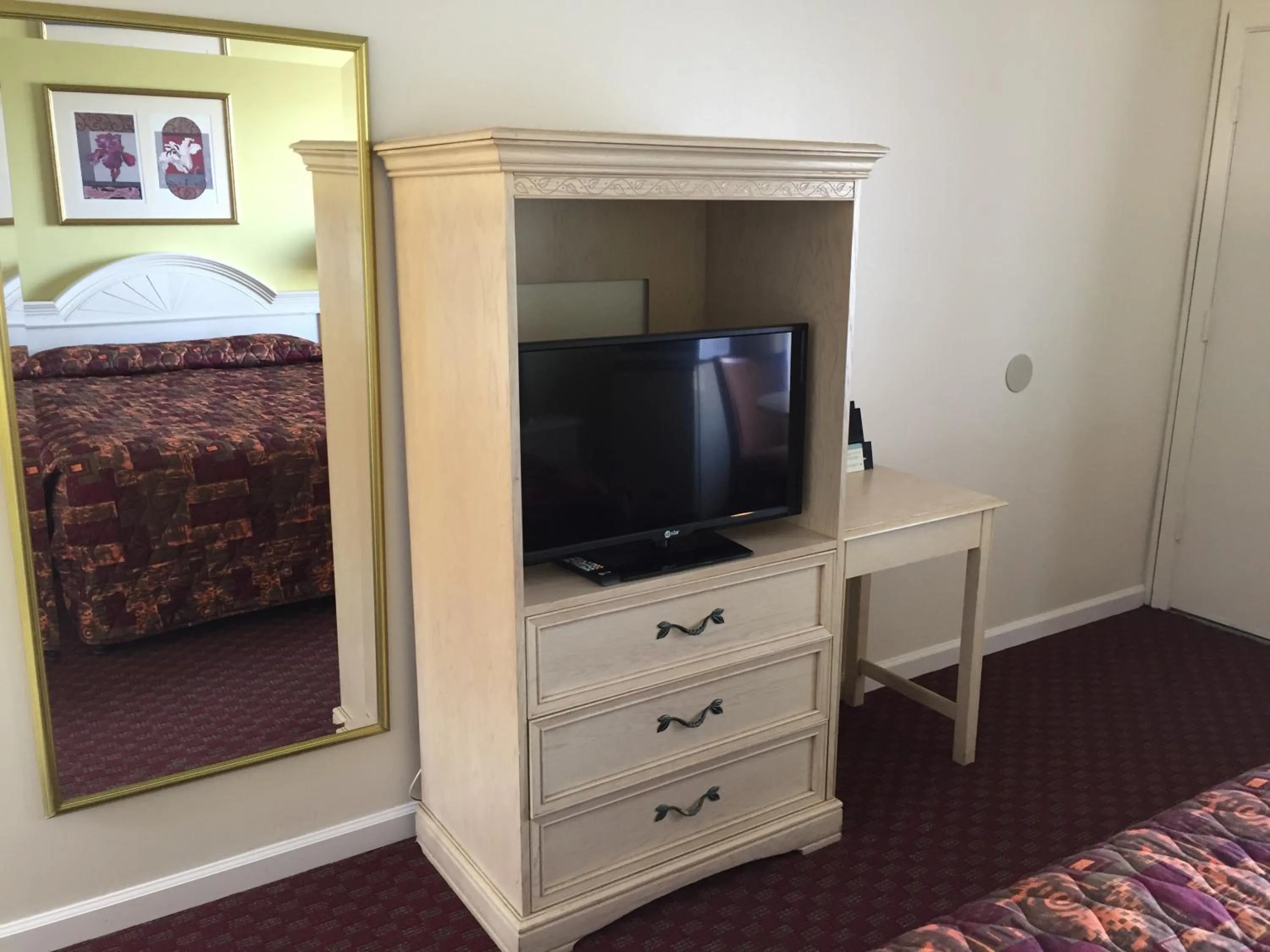 TV and multimedia, TV/Entertainment Center in Mission Inn