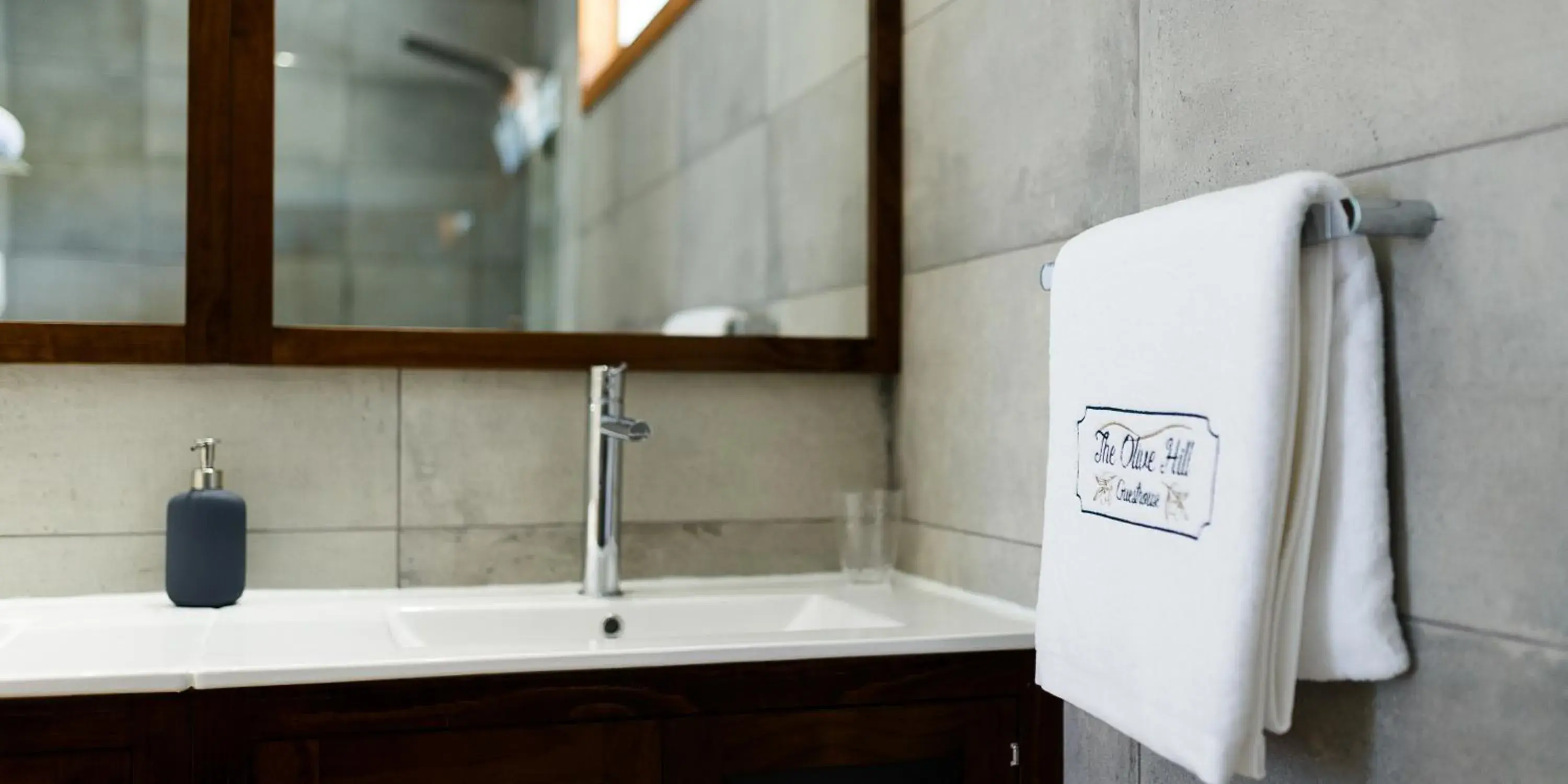 Deluxe Double Room in The Olive Hill Guesthouse Deluxe Double Room in The Olive Hill Guesthouse