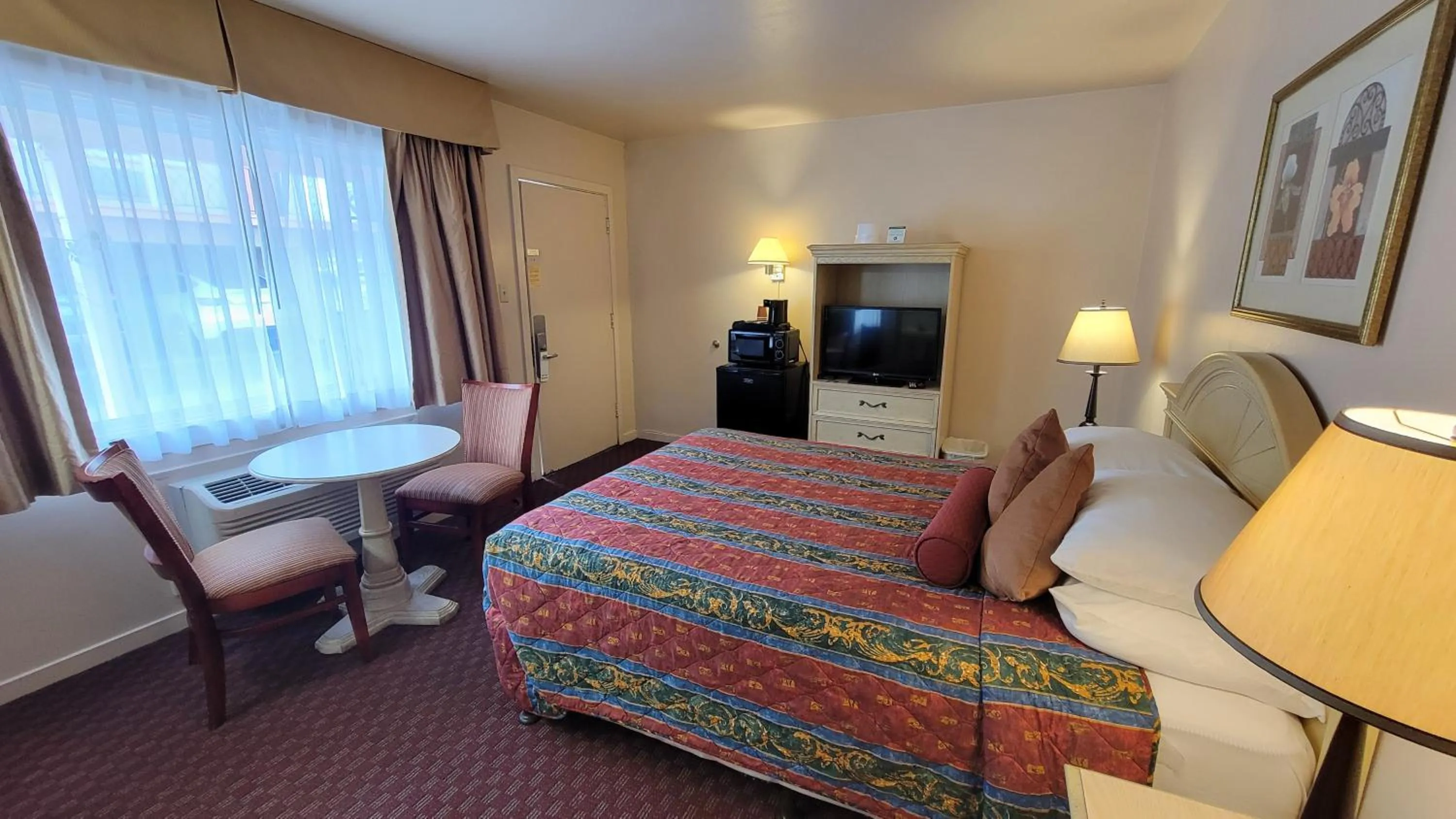 Queen Room in El Camino Inn